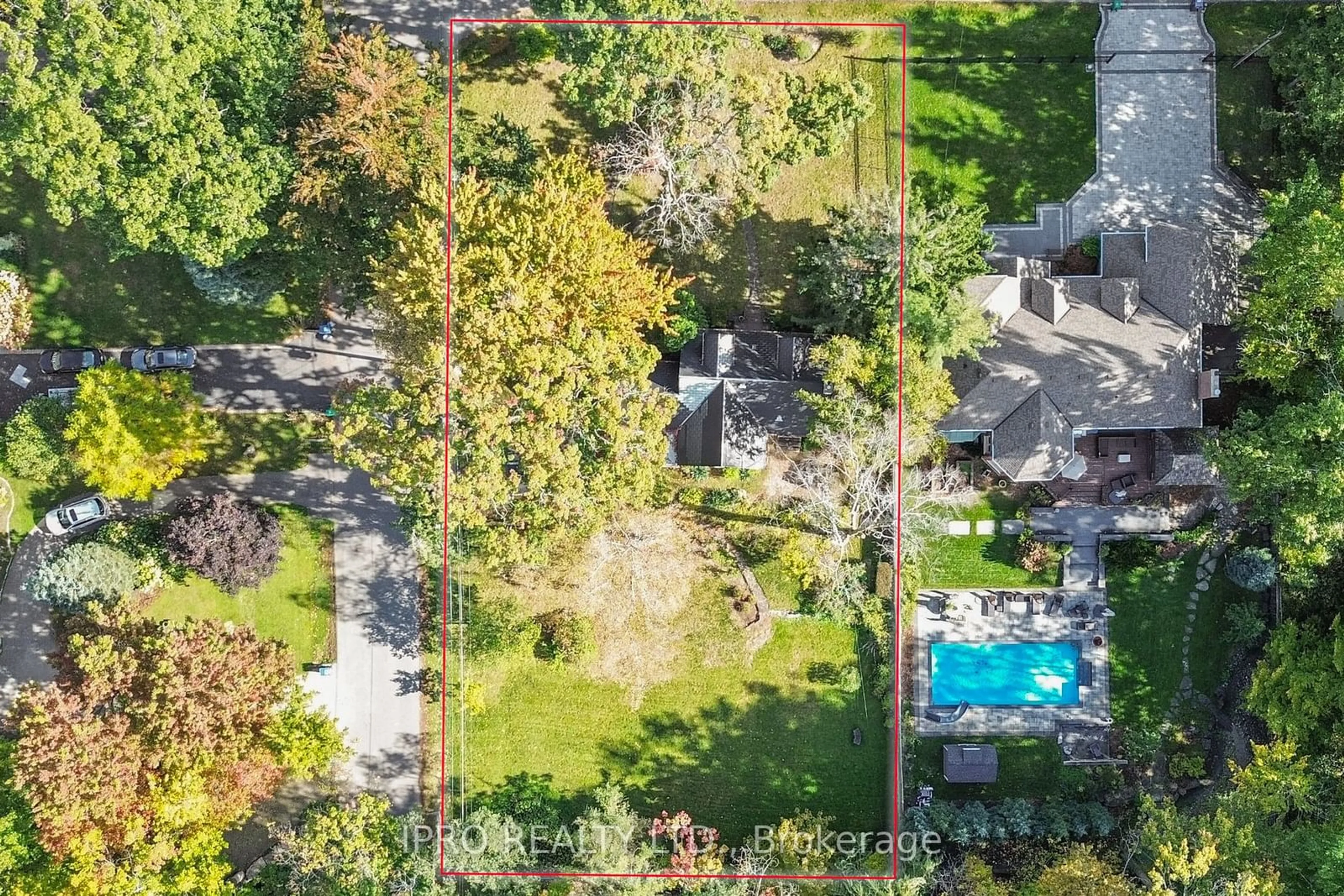 A pic from outside/outdoor area/front of a property/back of a property/a pic from drone, forest/trees view for 1274 Mona Rd, Mississauga Ontario L5G 3A1