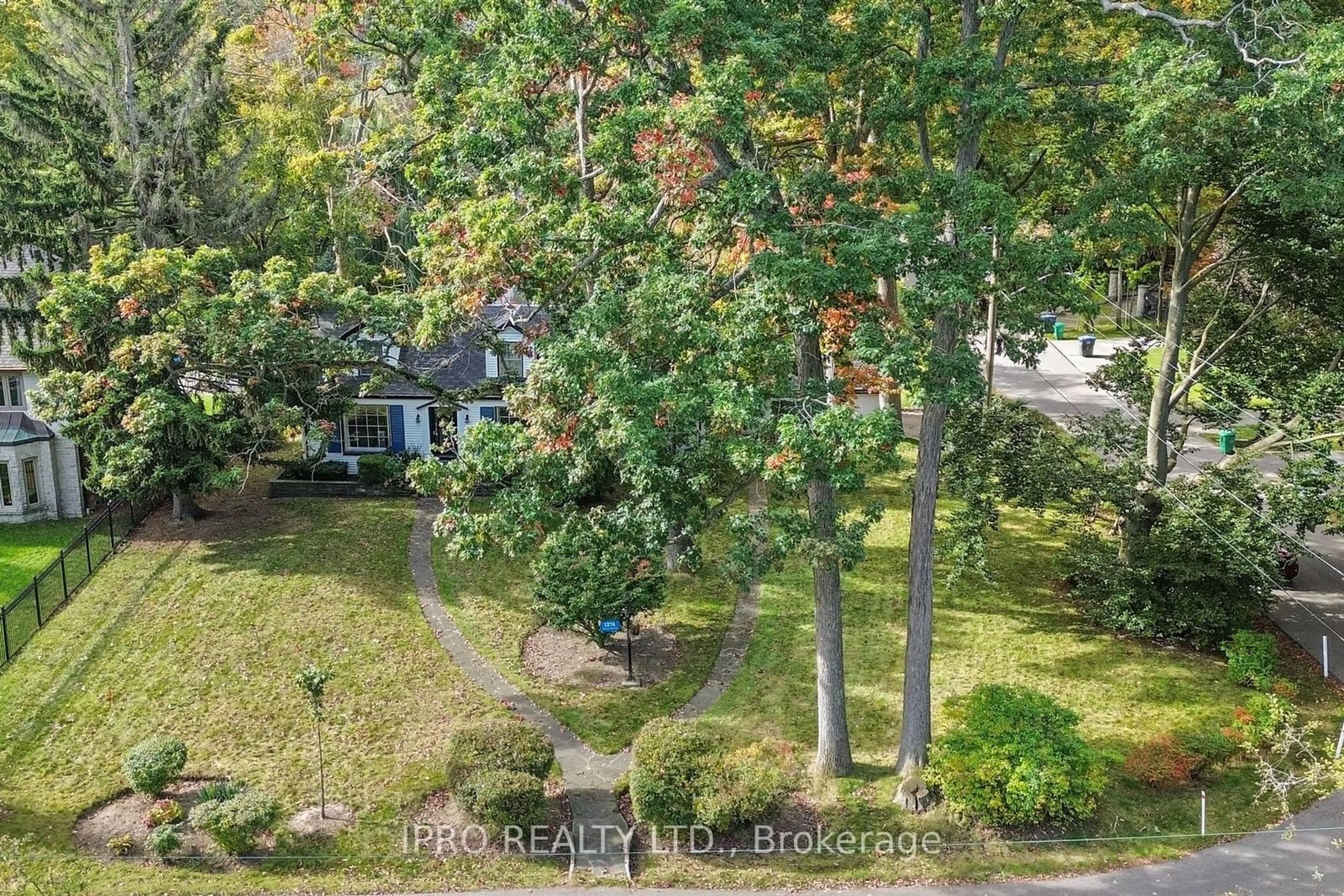 A pic from outside/outdoor area/front of a property/back of a property/a pic from drone, forest/trees view for 1274 Mona Rd, Mississauga Ontario L5G 3A1