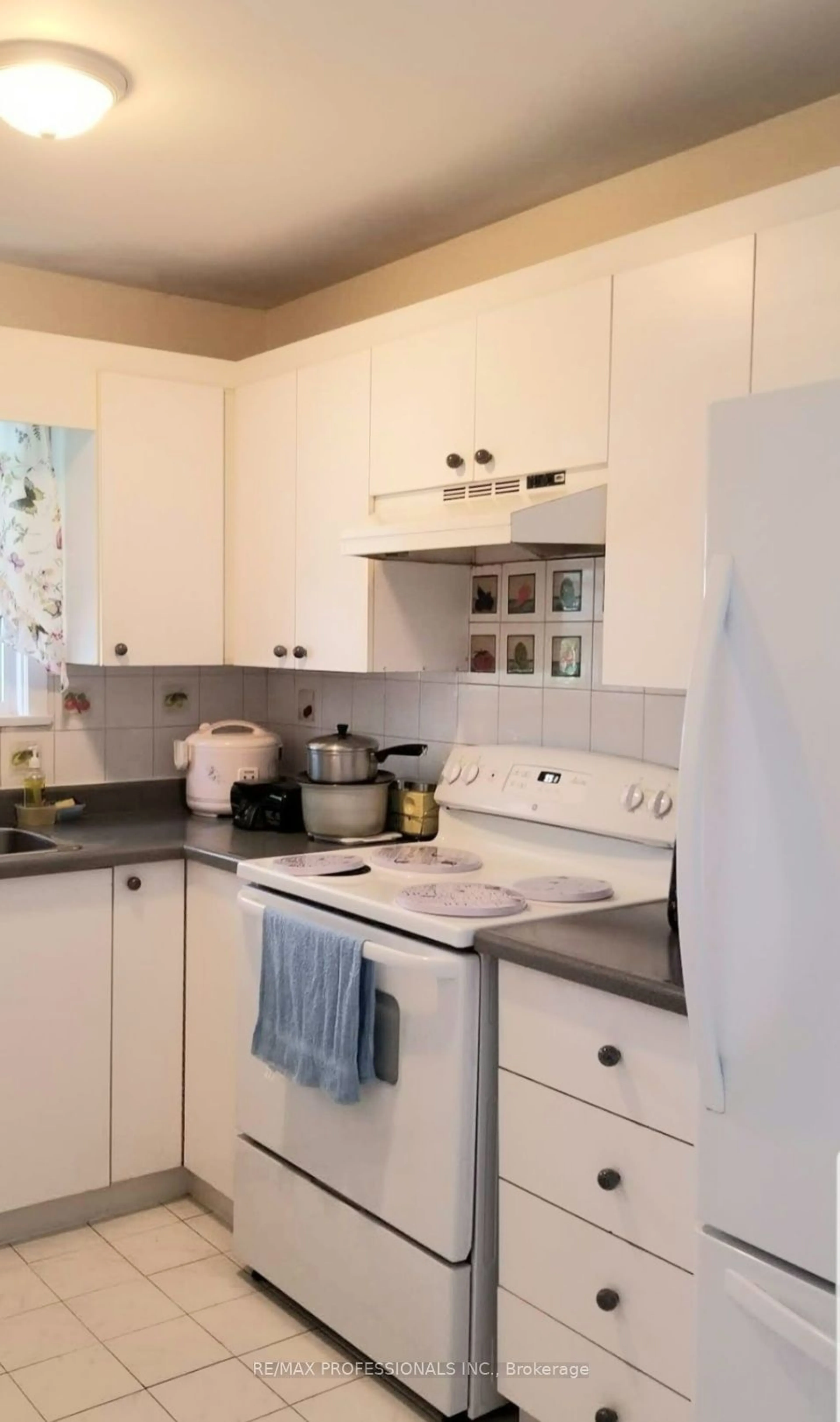 Standard kitchen, unknown for 8 Bridesburg Dr, Toronto Ontario M9R 2K3