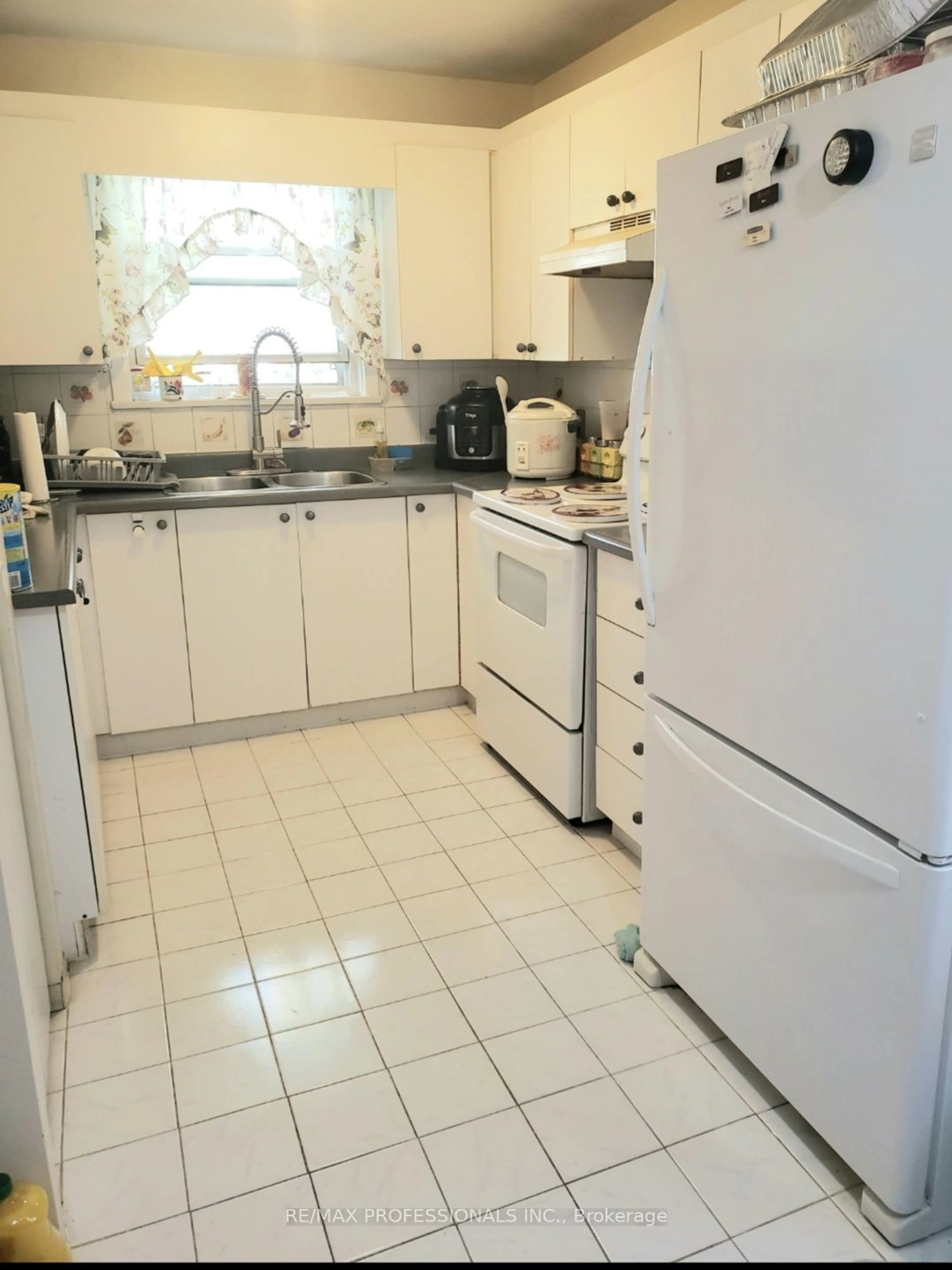 Standard kitchen, ceramic/tile floor for 8 Bridesburg Dr, Toronto Ontario M9R 2K3