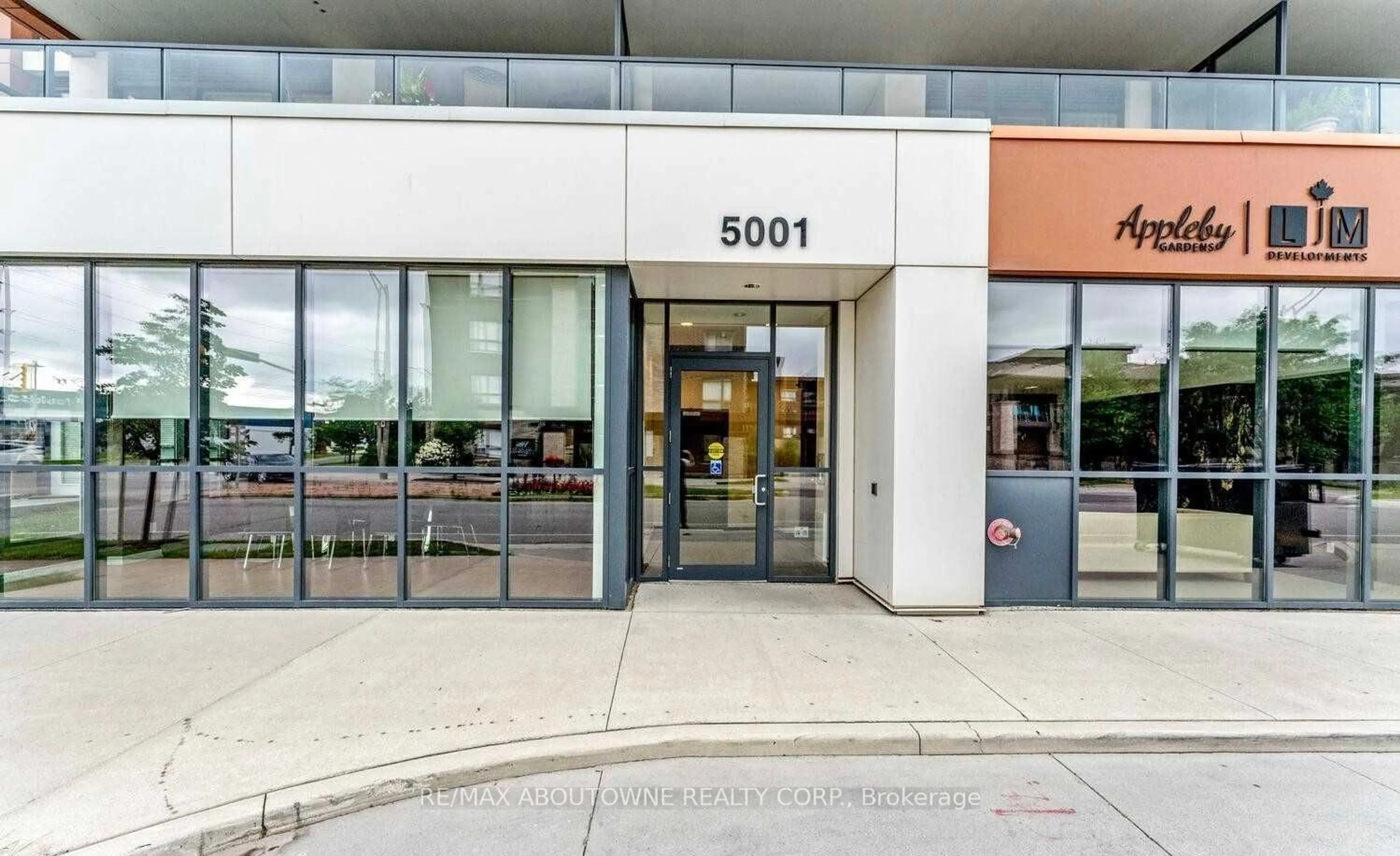 Indoor foyer for 5001 Corporate Dr #611, Burlington Ontario L7L 0H5