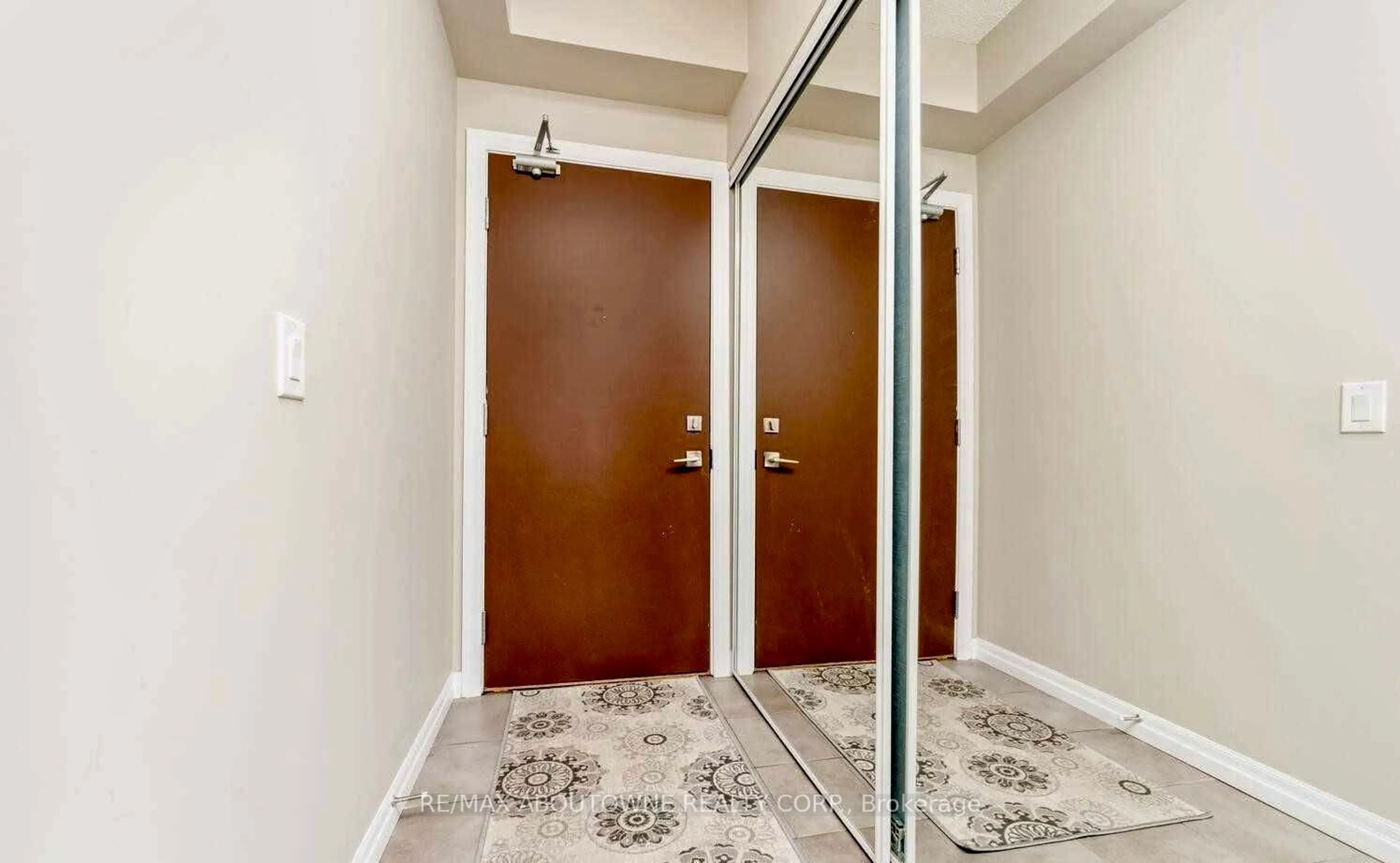 Indoor entryway for 5001 Corporate Dr #611, Burlington Ontario L7L 0H5