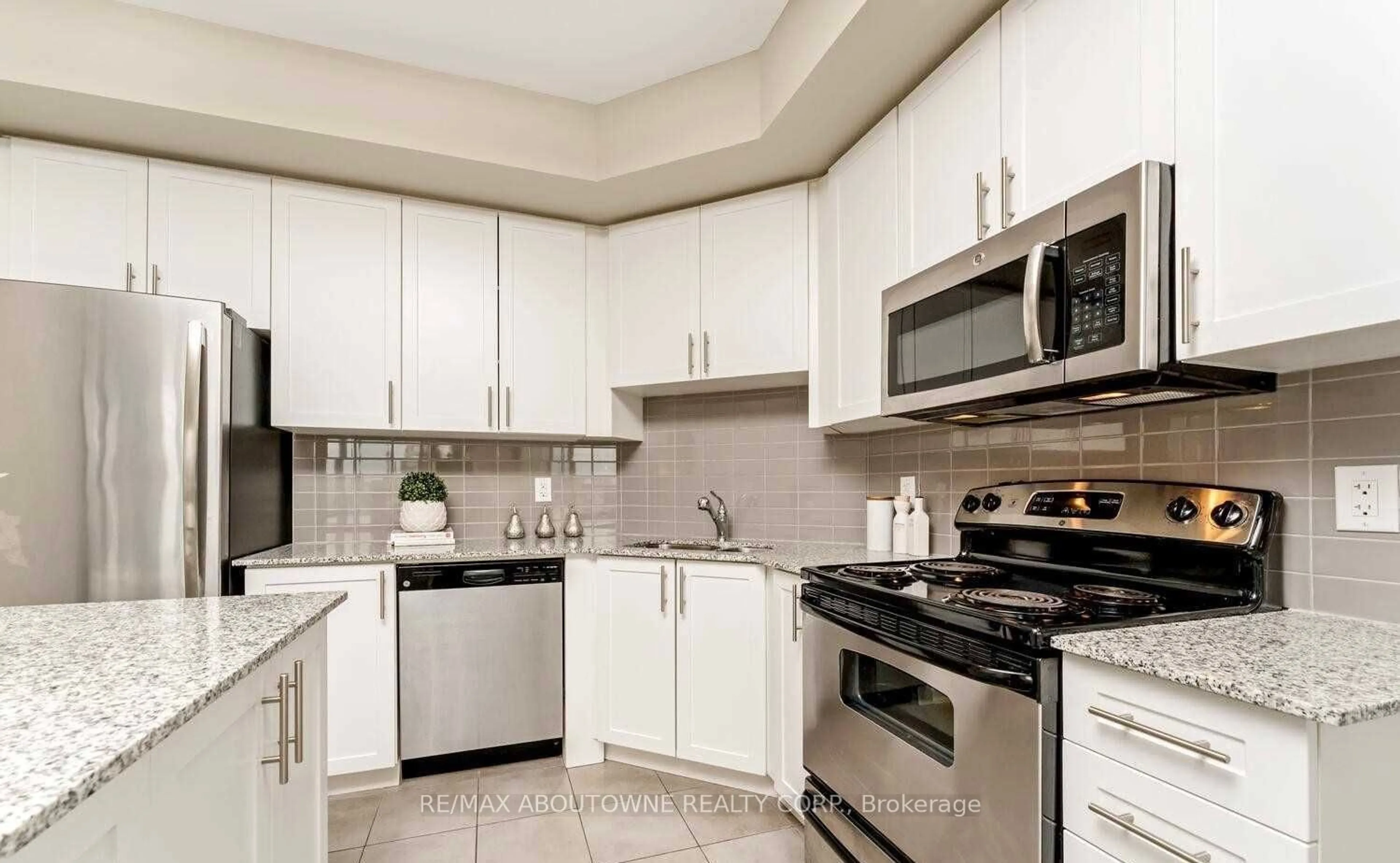 Standard kitchen, ceramic/tile floor for 5001 Corporate Dr #611, Burlington Ontario L7L 0H5