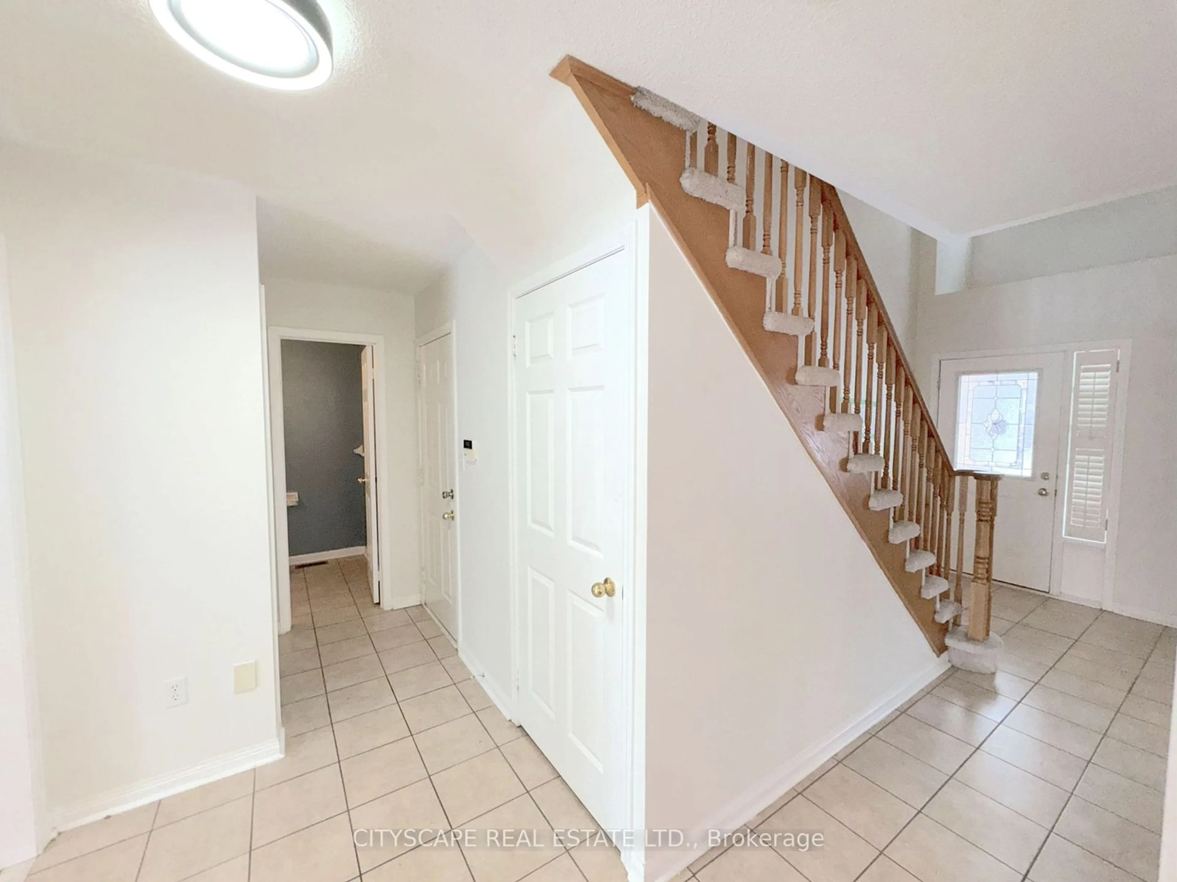 Indoor entryway for 1518 Swann Cres, Milton Ontario L9T 5K2