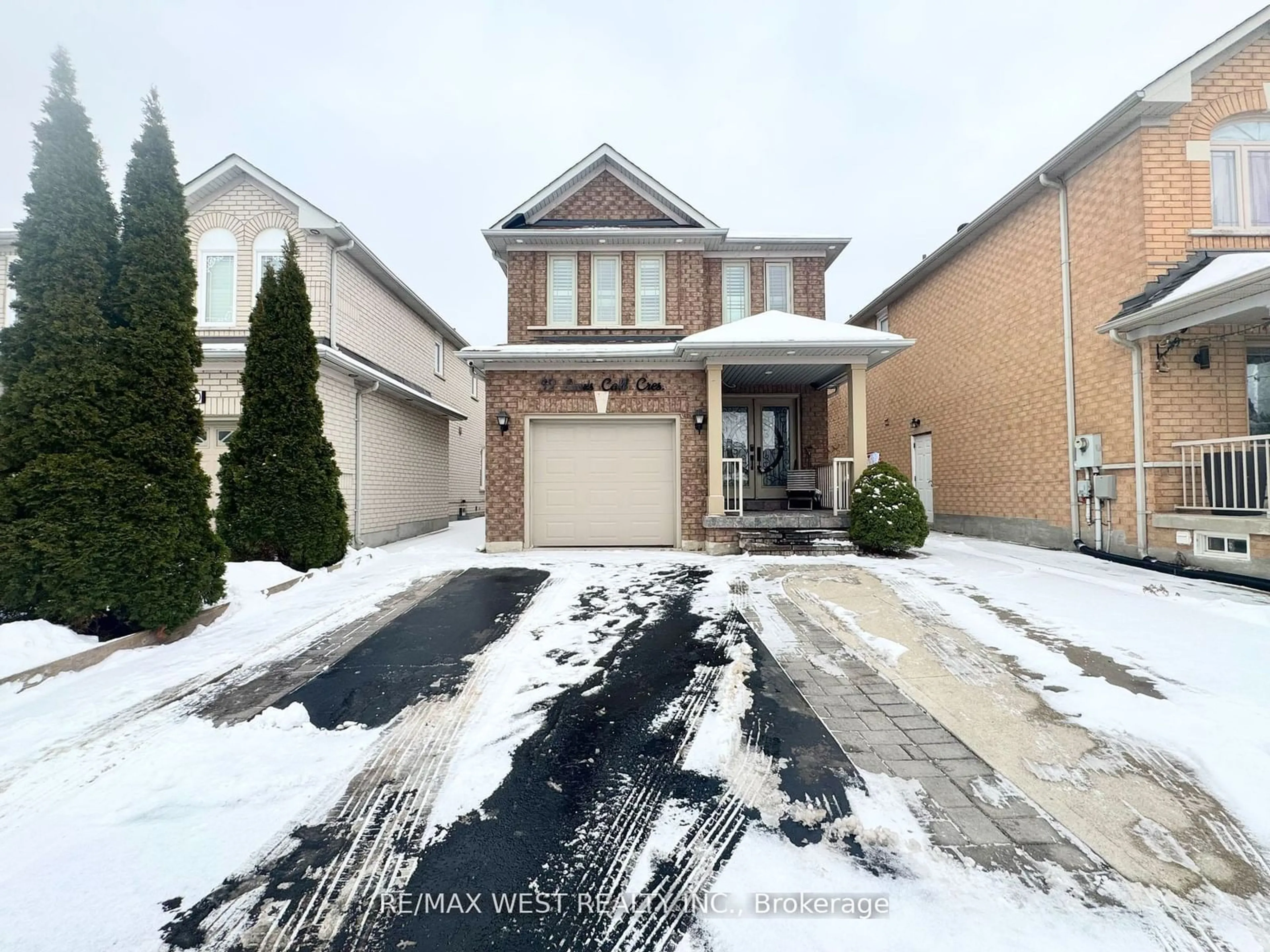 A pic from outside/outdoor area/front of a property/back of a property/a pic from drone, street for 32 Loons Call Cres, Brampton Ontario L6R 2G5