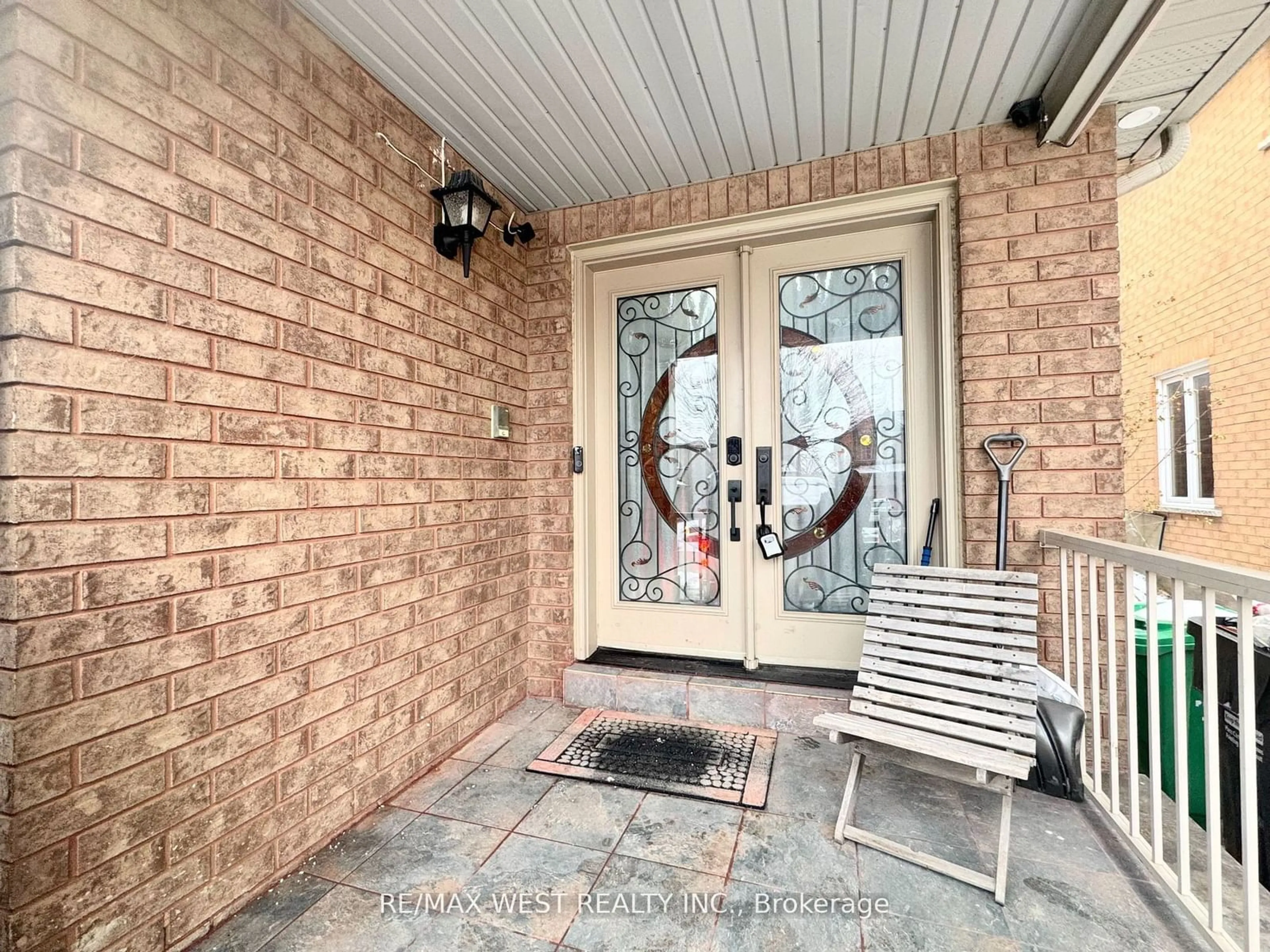 Indoor entryway for 32 Loons Call Cres, Brampton Ontario L6R 2G5