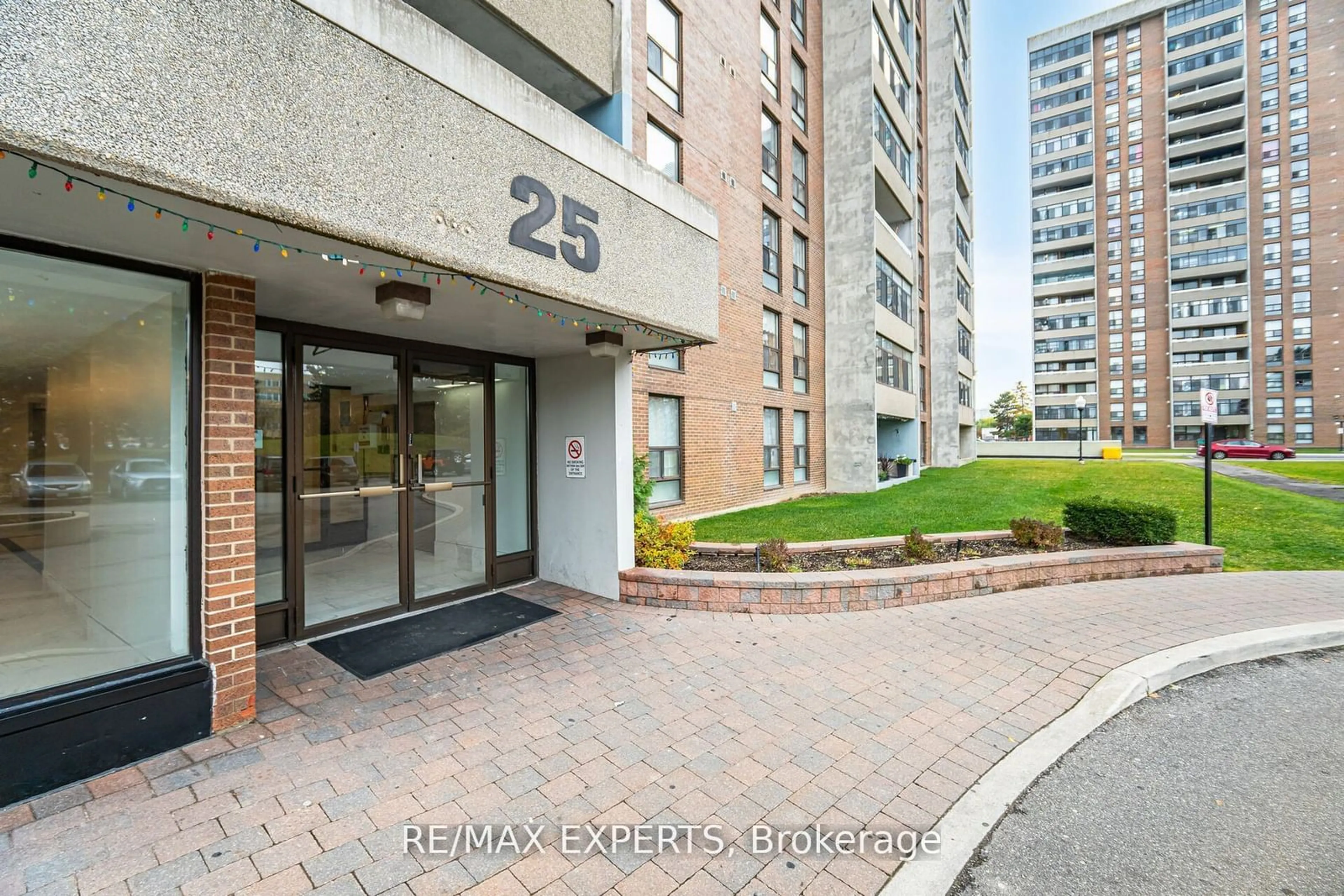 Indoor foyer for 25 Kensington Rd #1407, Brampton Ontario L6T 3W8