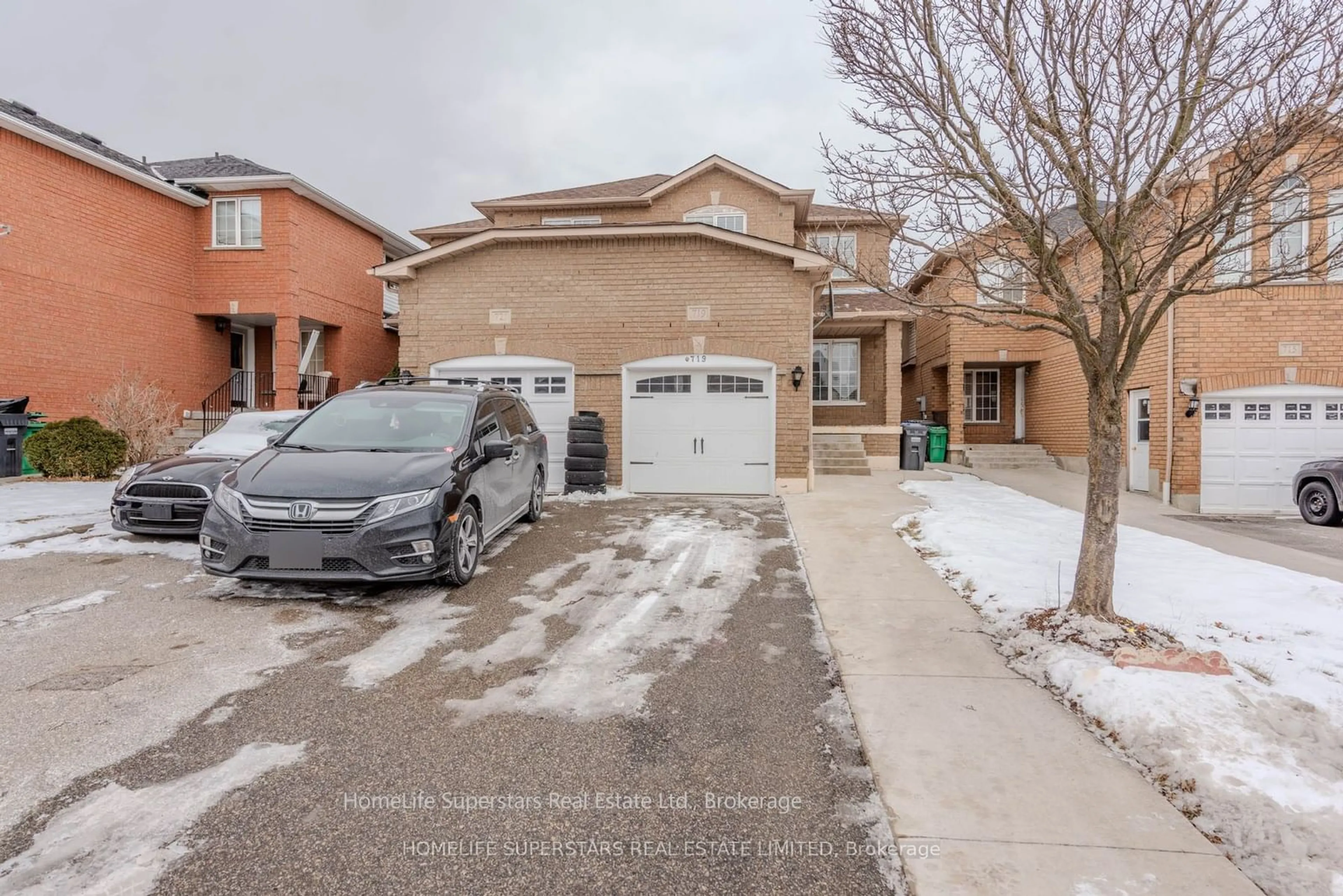 A pic from outside/outdoor area/front of a property/back of a property/a pic from drone, street for 719 Stonebridge Ave, Mississauga Ontario L5V 2K9