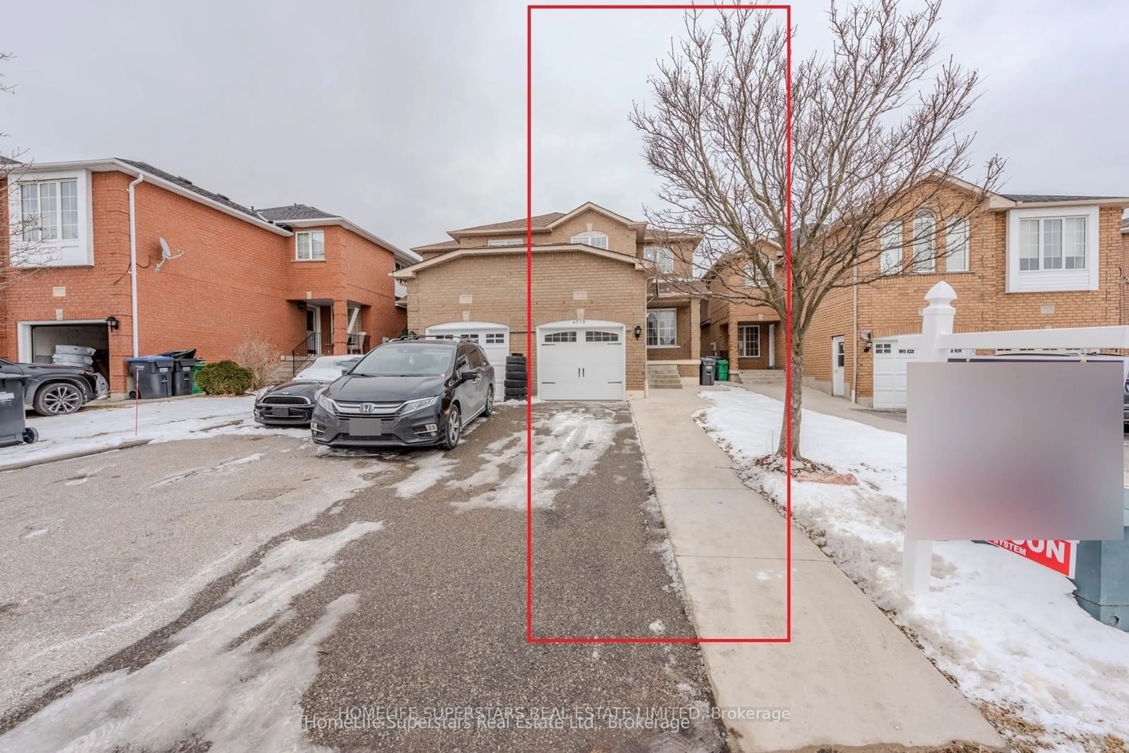 A pic from outside/outdoor area/front of a property/back of a property/a pic from drone, street for 719 Stonebridge Ave, Mississauga Ontario L5V 2K9