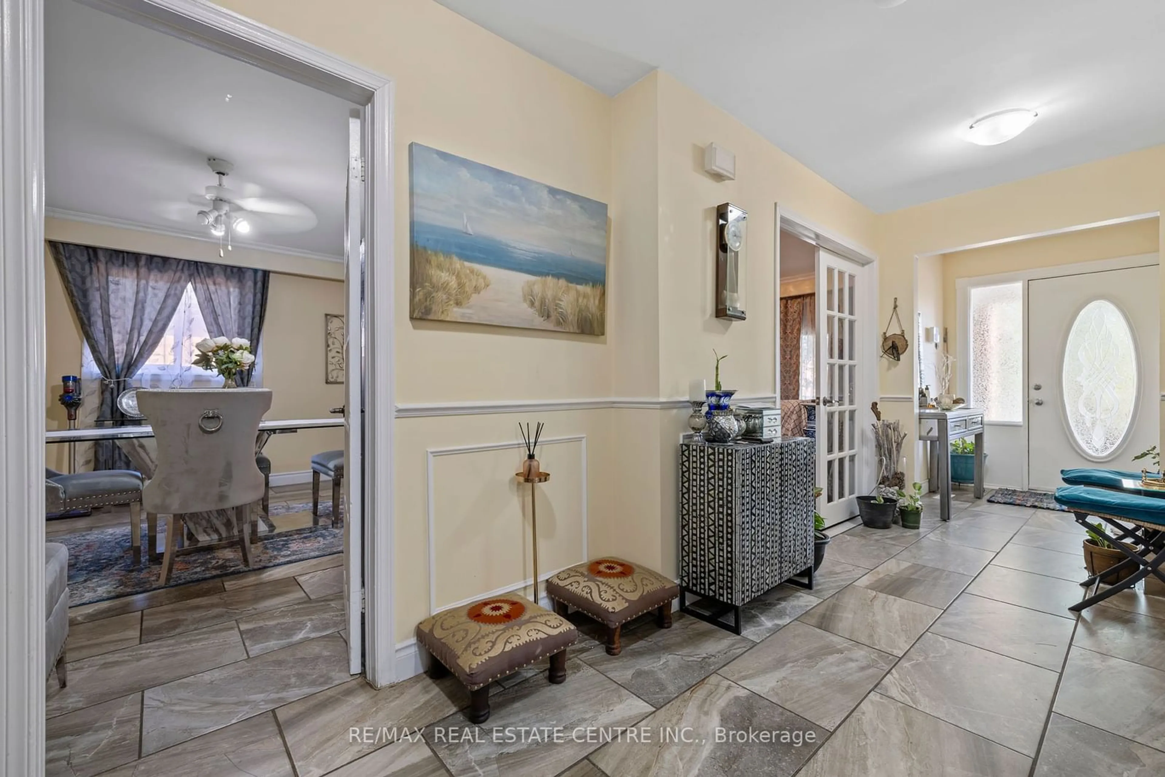 Indoor foyer for 450 Rutherford Rd, Brampton Ontario L6V 3S1