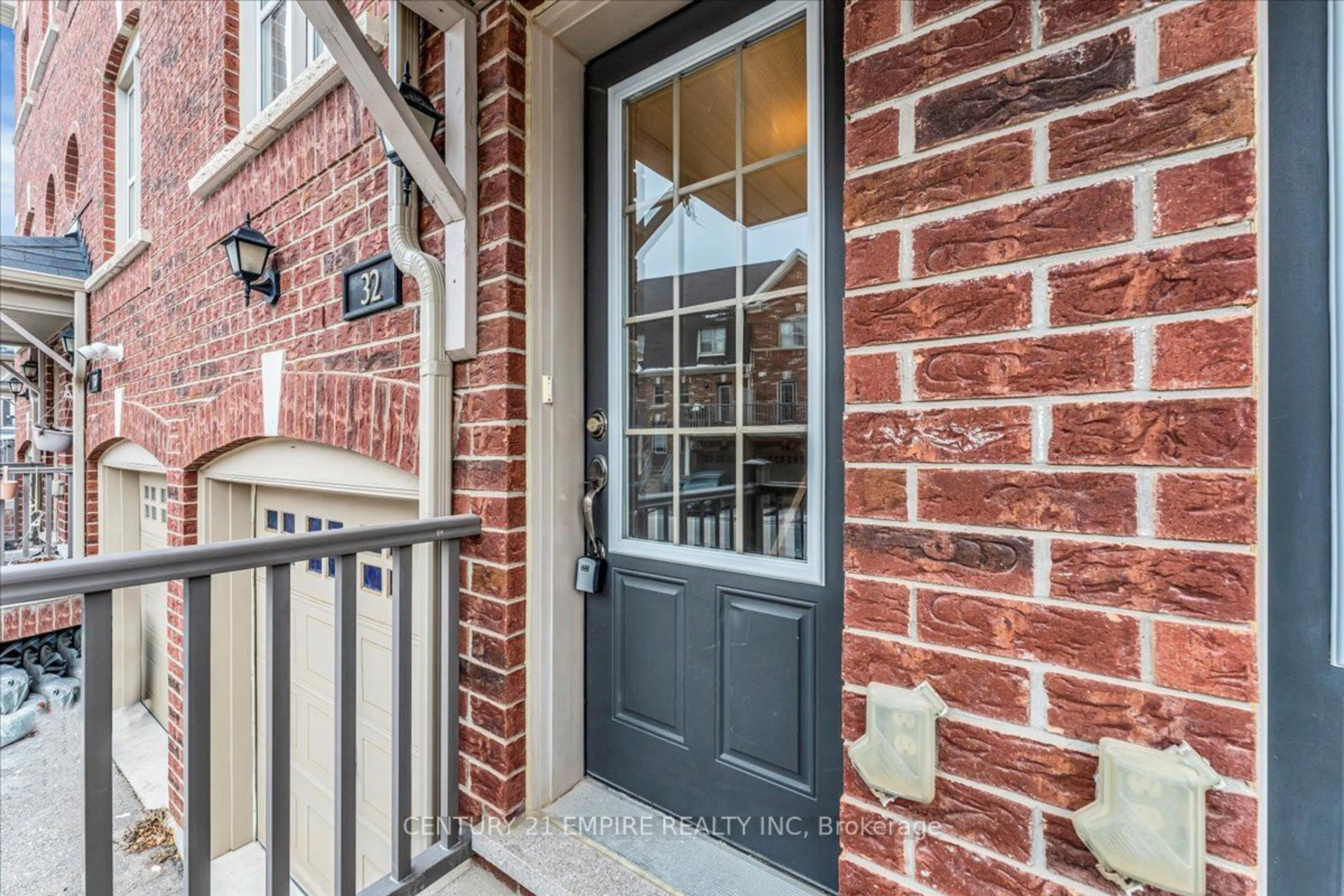 Indoor entryway for 32 Battalion Rd, Brampton Ontario L7A 4B6