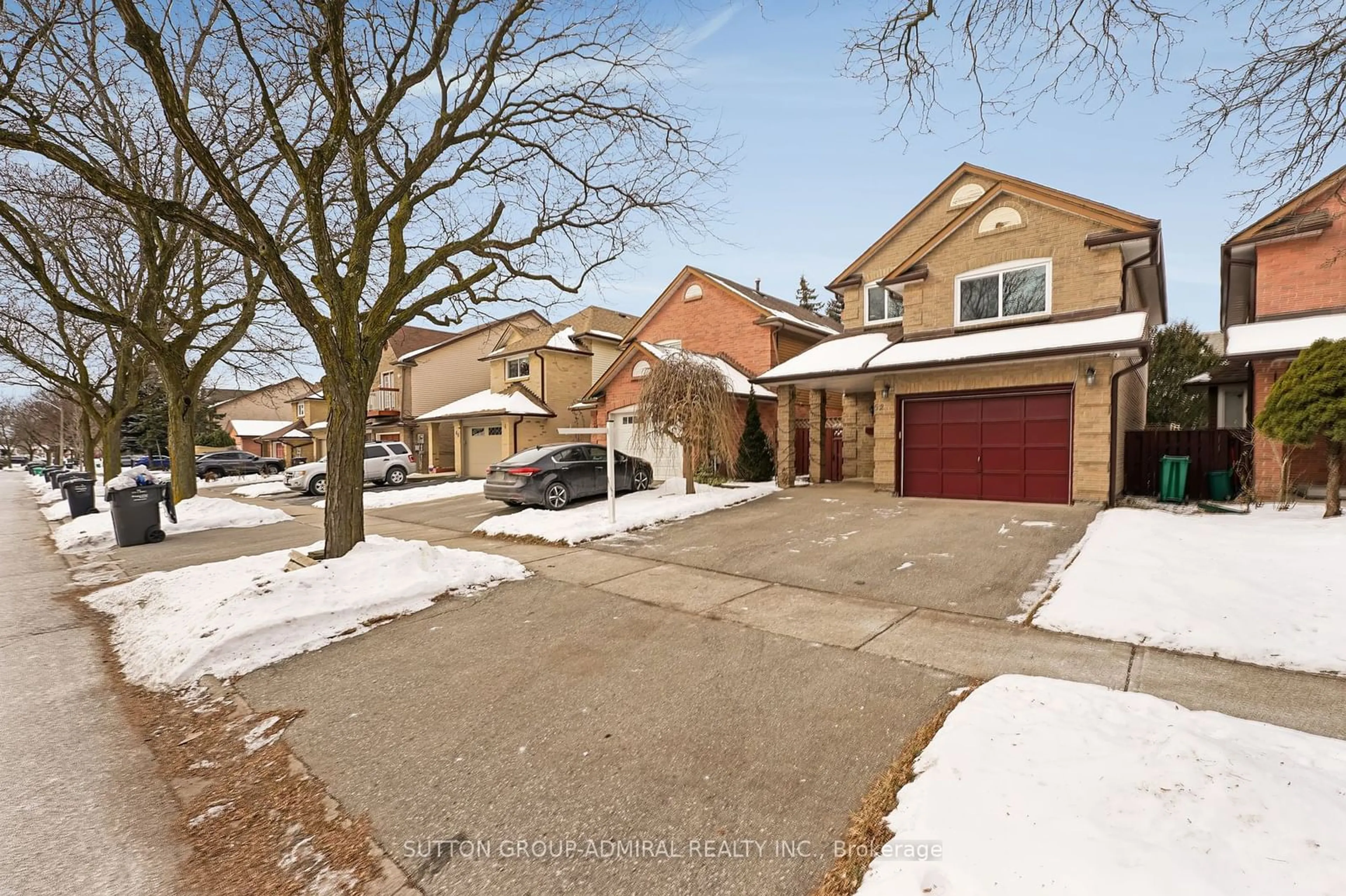 A pic from outside/outdoor area/front of a property/back of a property/a pic from drone, street for 52 GARDEN Ave, Brampton Ontario L6X 1M6