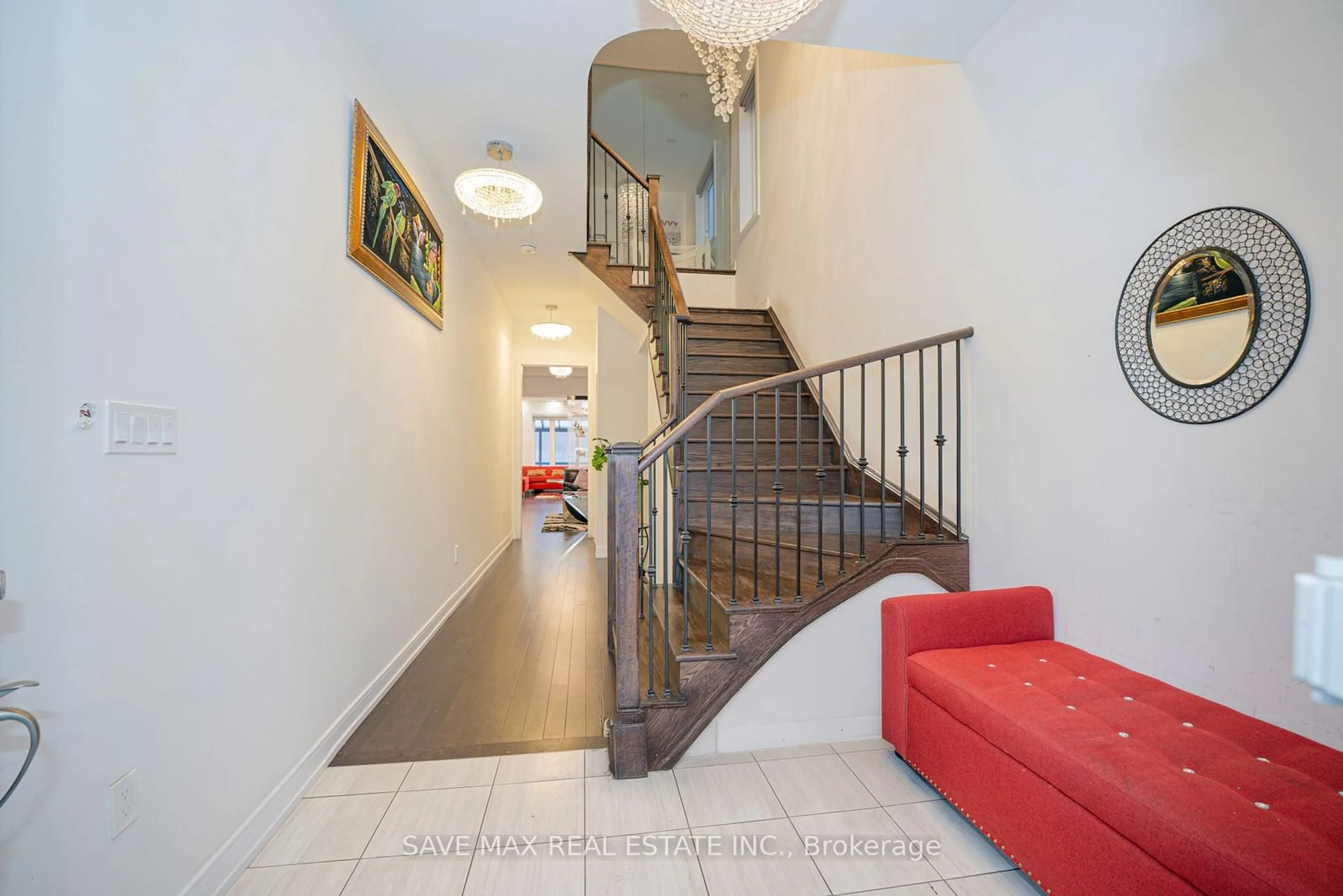 Indoor foyer for 23 HENDRICKS Cres, Brampton Ontario L6Y 4L2