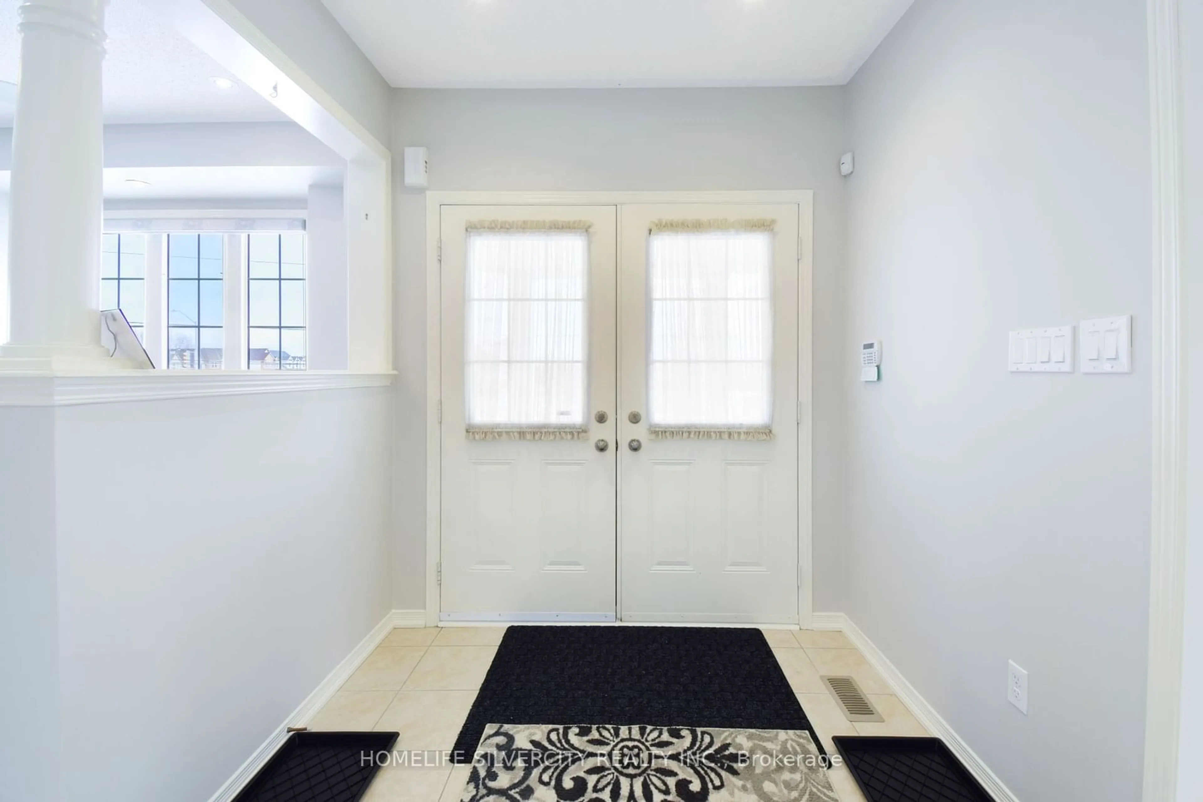 Indoor entryway for 515 Nairn Circ, Milton Ontario L9T 8A8