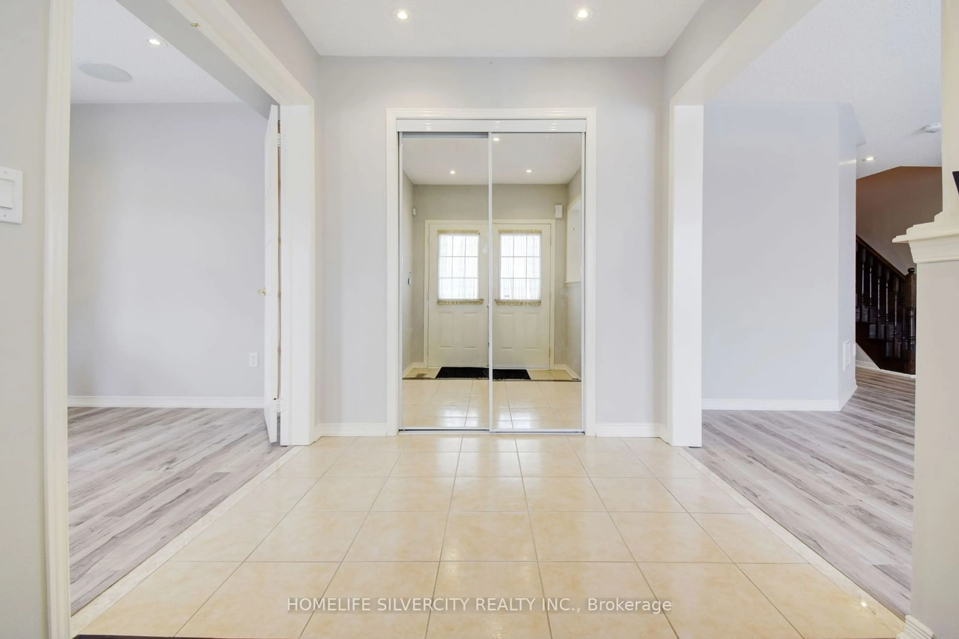 Indoor entryway for 515 Nairn Circ, Milton Ontario L9T 8A8