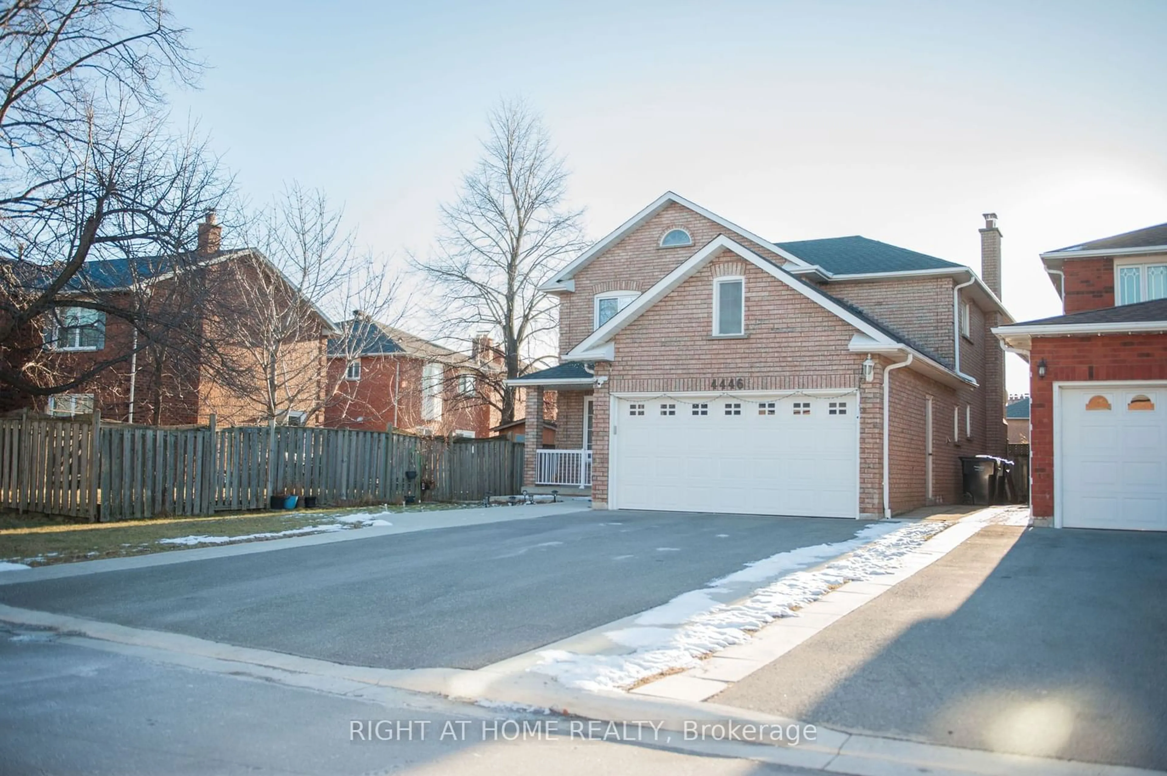 A pic from outside/outdoor area/front of a property/back of a property/a pic from drone, street for 4446 Gladebrook Cres, Mississauga Ontario L5V 1E4