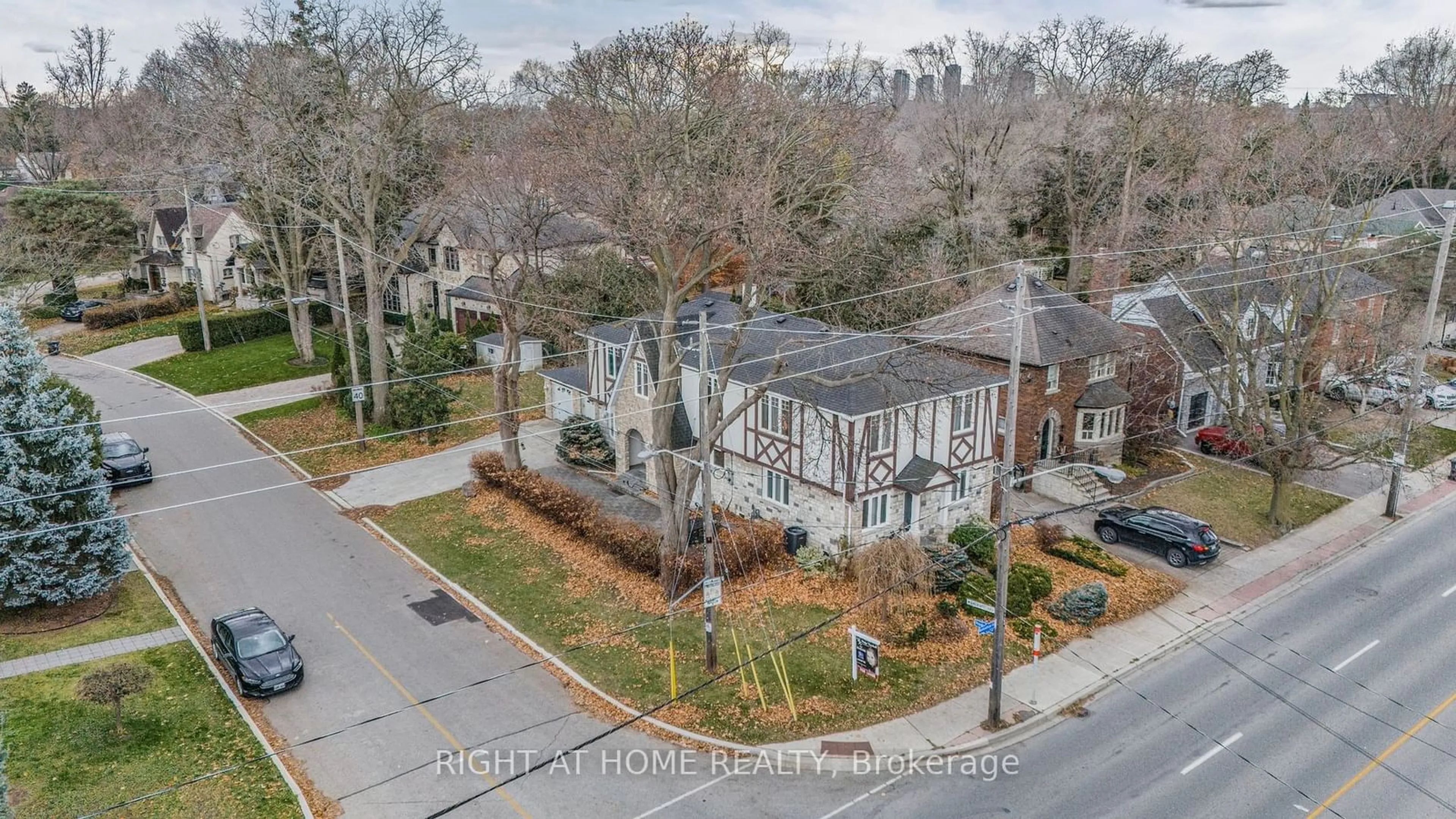 A pic from outside/outdoor area/front of a property/back of a property/a pic from drone, street for 186 Royalavon Cres, Toronto Ontario M9A 2G6