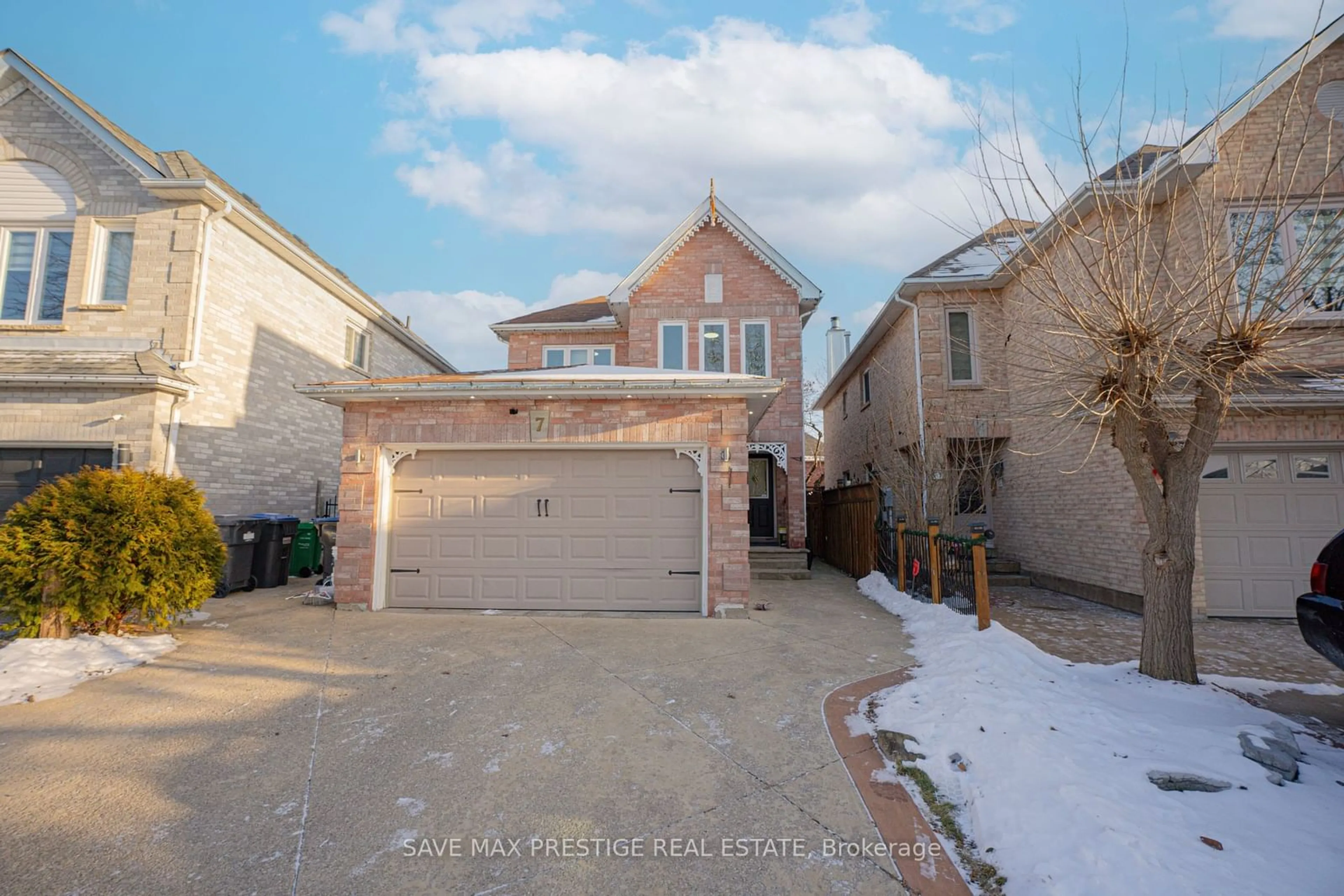 A pic from outside/outdoor area/front of a property/back of a property/a pic from drone, street for 7 Hood Cres, Brampton Ontario L6Y 4S6