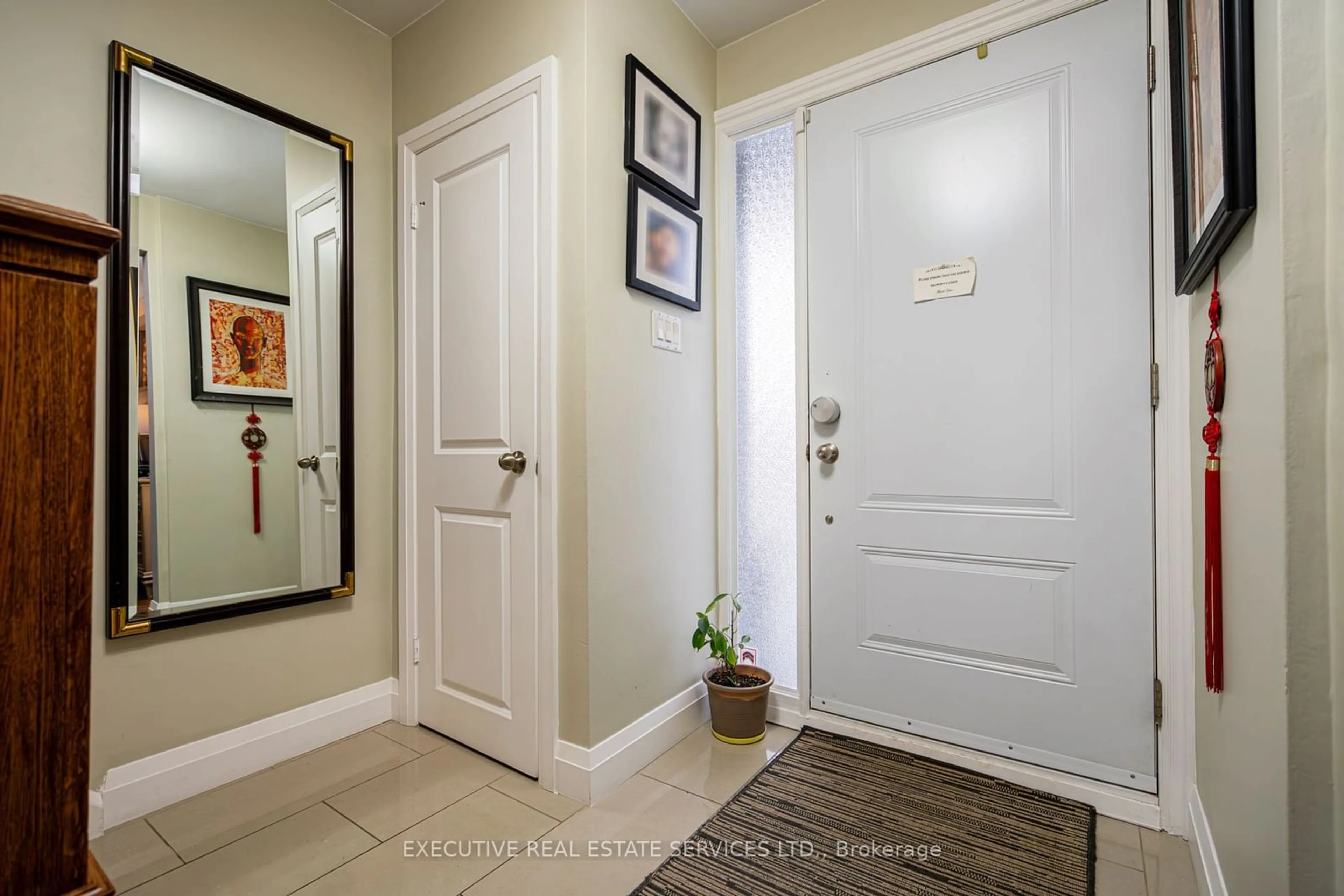 Indoor entryway for 47 Foxrun Ave, Toronto Ontario M3L 1L9