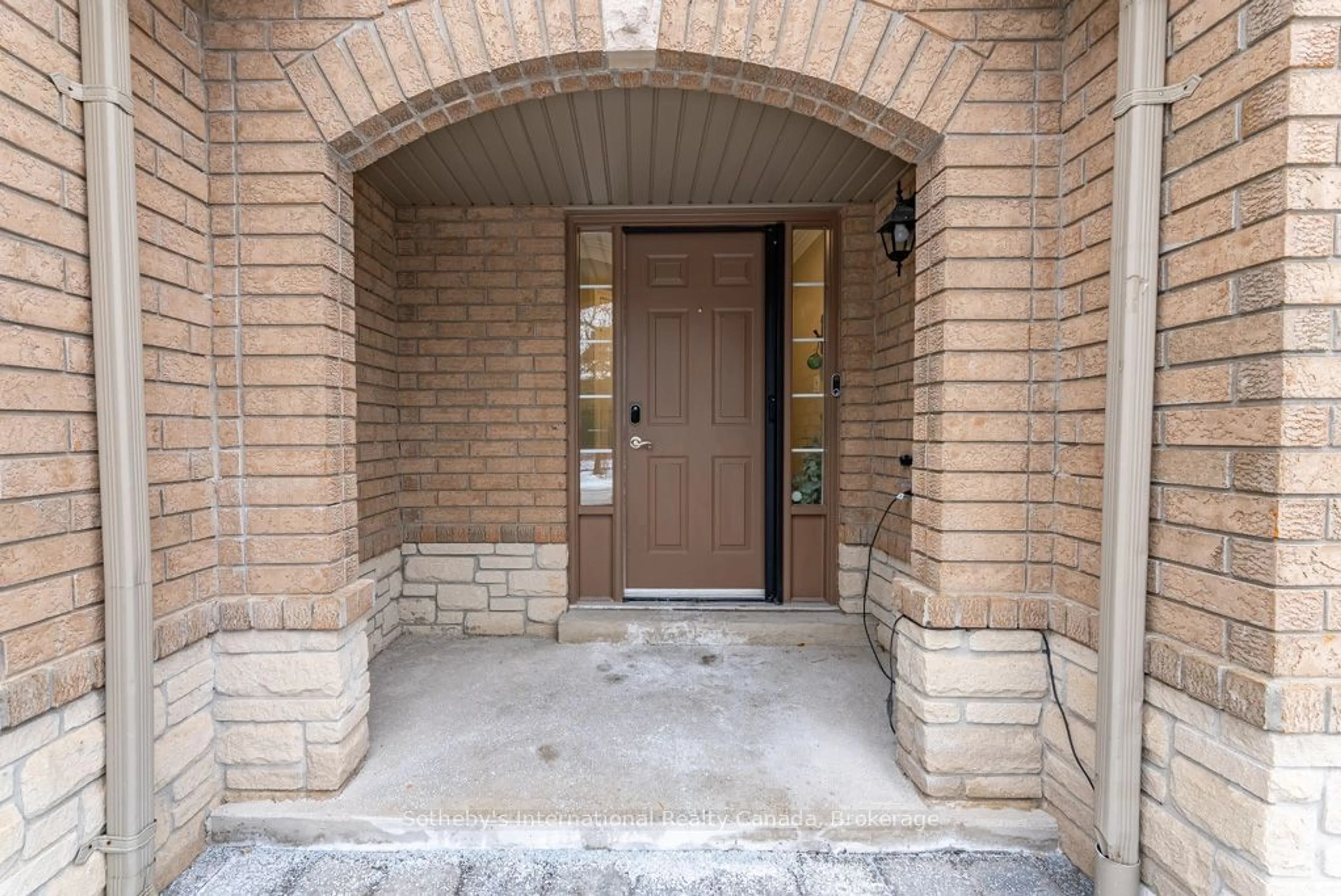 Indoor entryway for 130 Robert St #6, Milton Ontario L9T 6E3