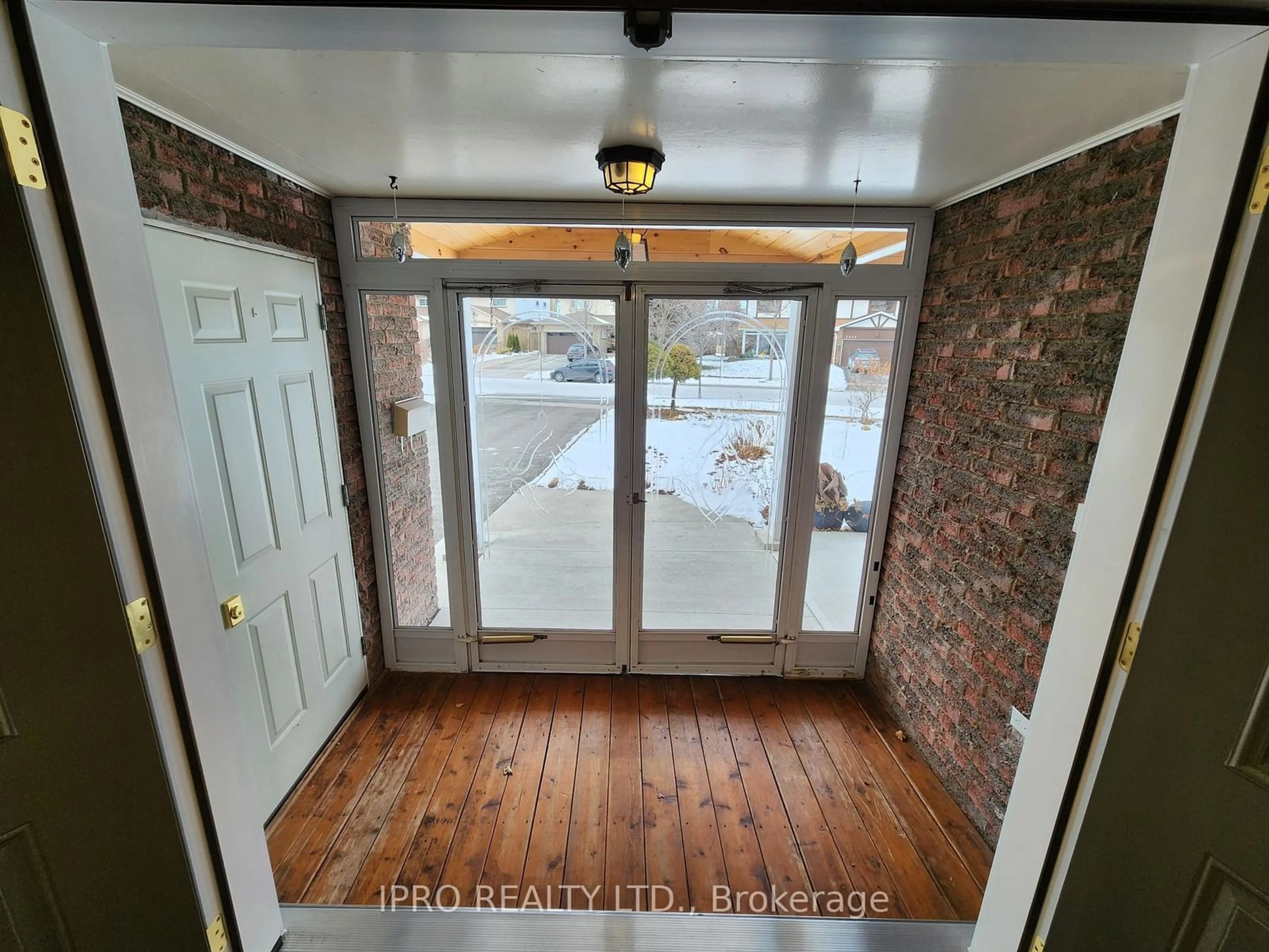 Indoor entryway for 2326 Kenbarb Rd, Mississauga Ontario L5B 2E8