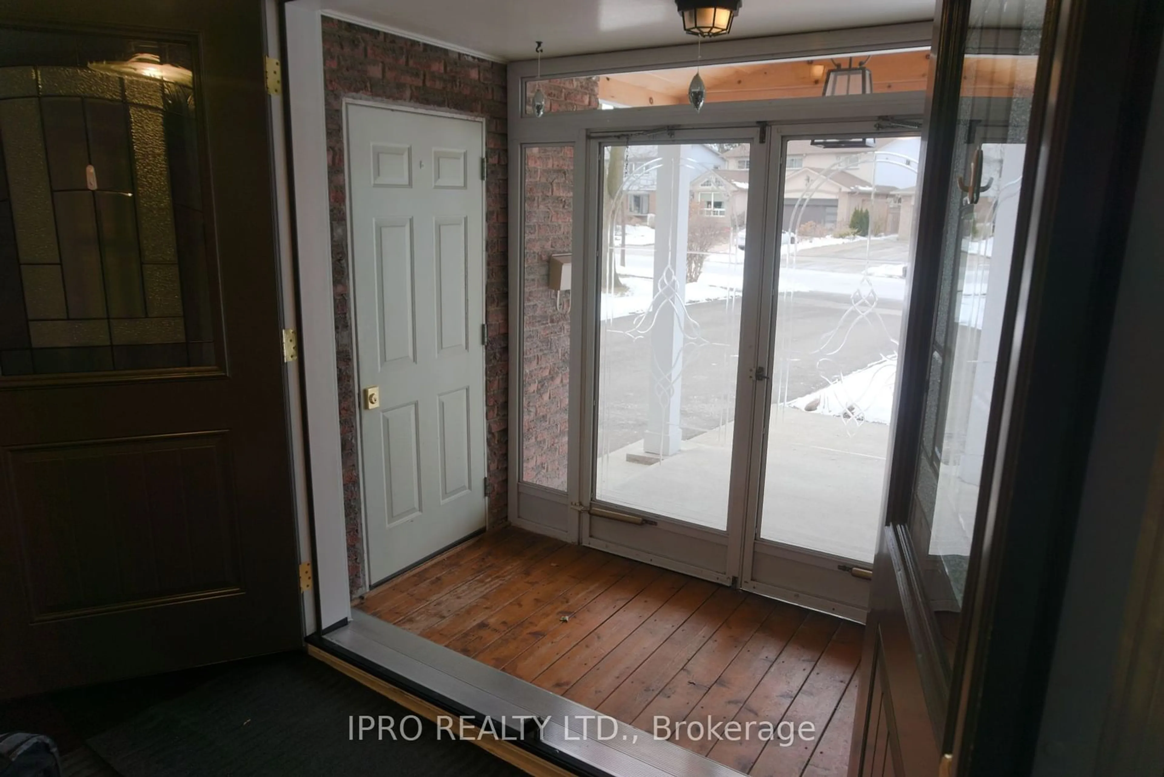 Indoor entryway for 2326 Kenbarb Rd, Mississauga Ontario L5B 2E8