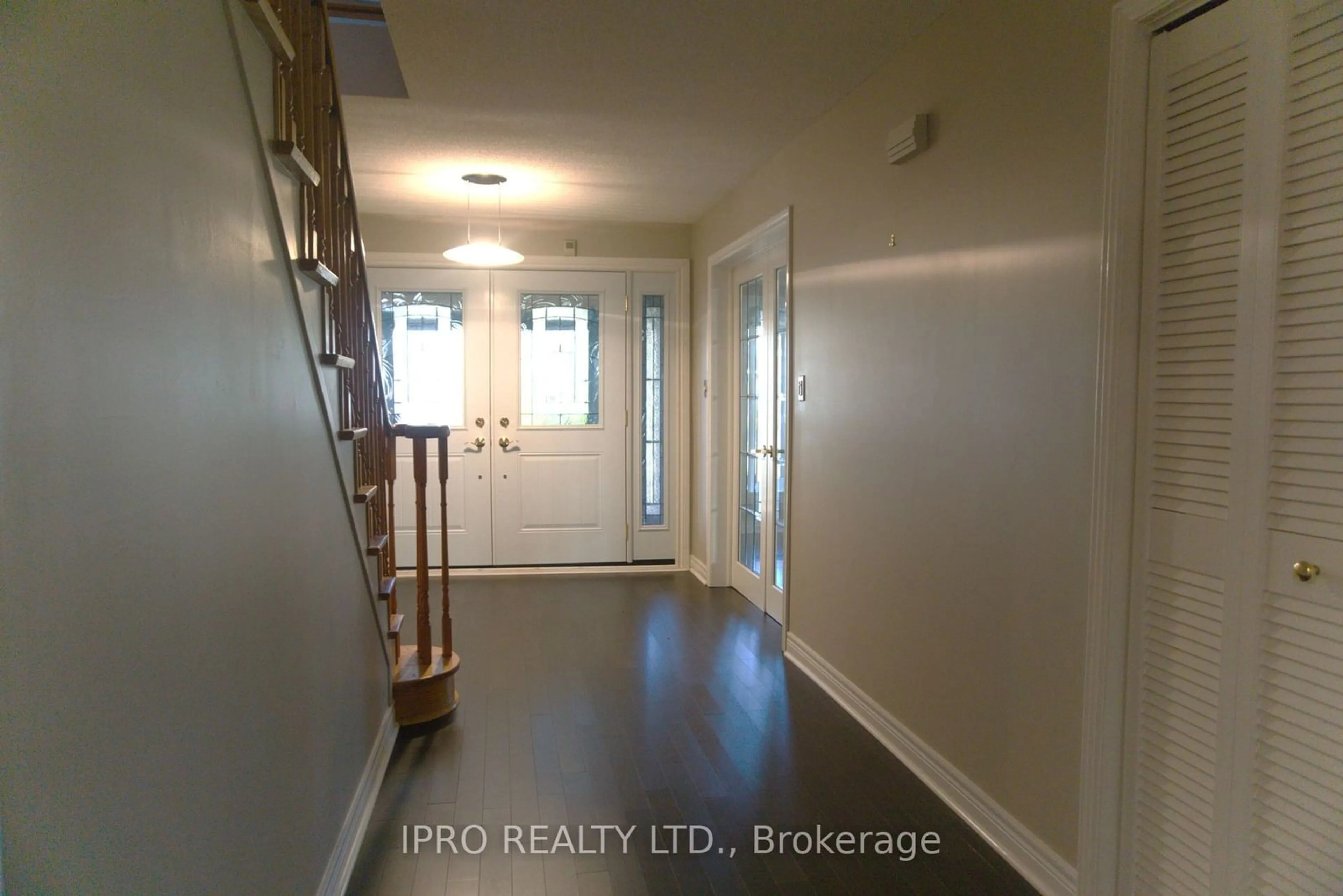 Indoor entryway for 2326 Kenbarb Rd, Mississauga Ontario L5B 2E8