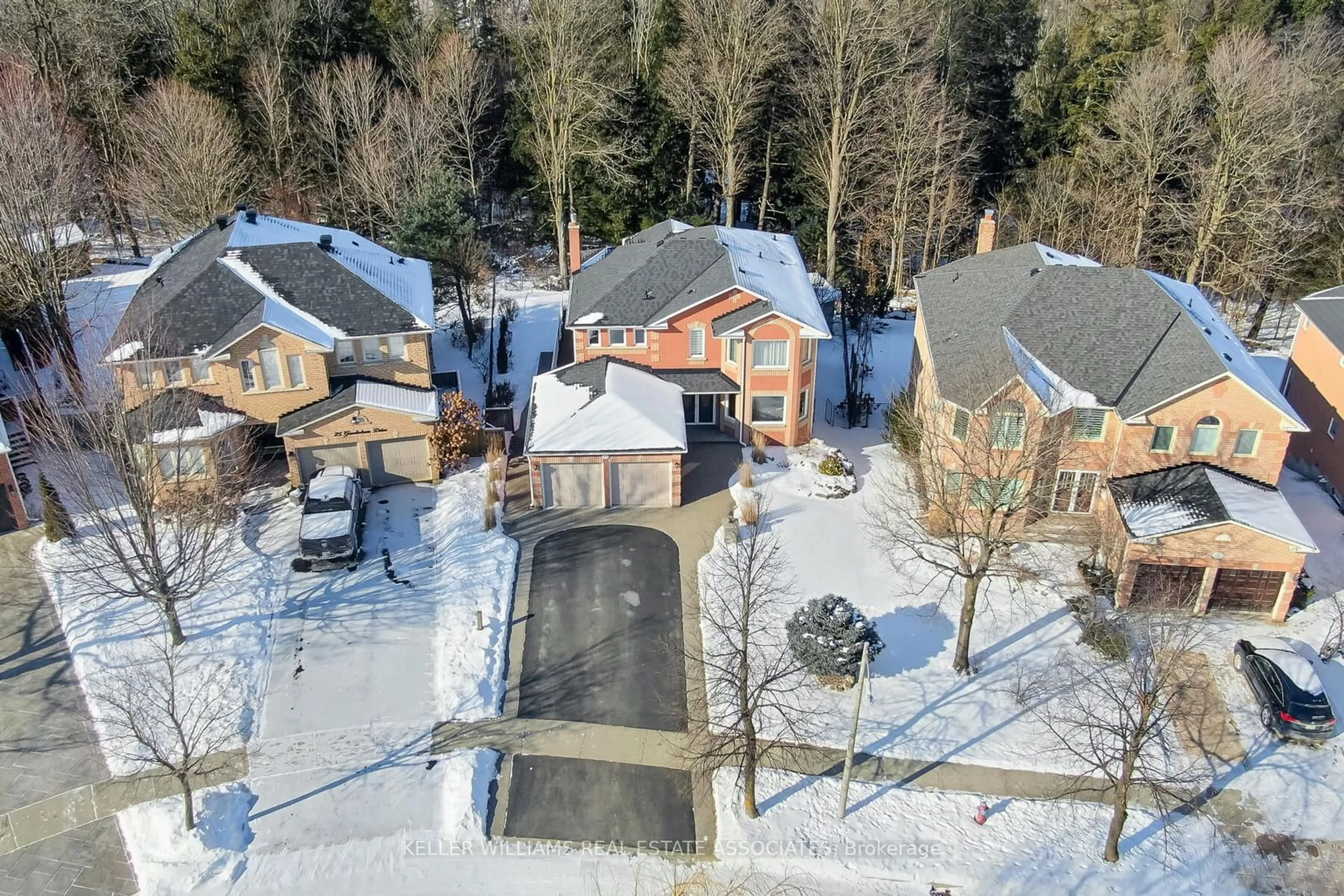 A pic from outside/outdoor area/front of a property/back of a property/a pic from drone, street for 27 Gooderham Dr, Halton Hills Ontario L7G 5R7