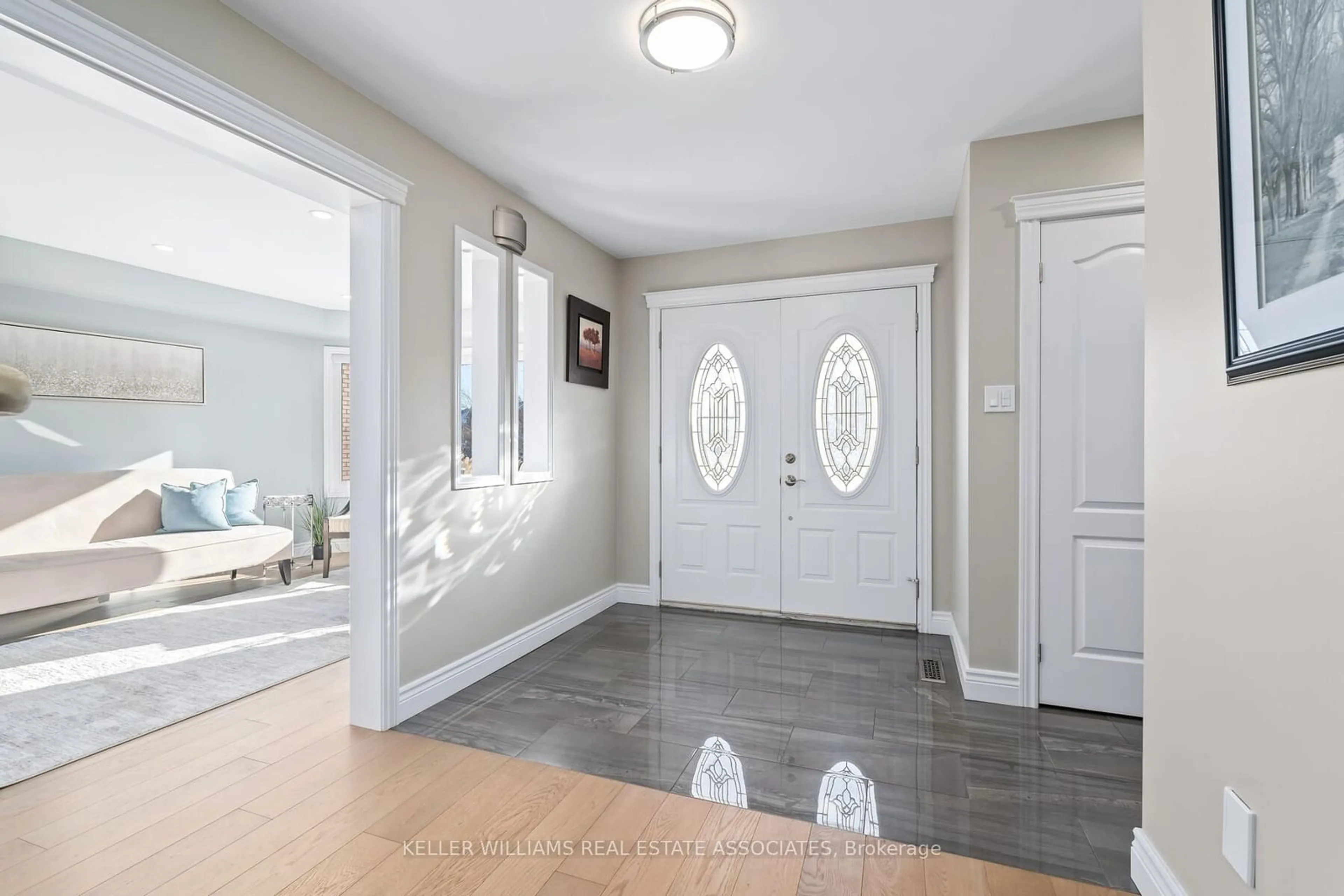 Indoor entryway for 27 Gooderham Dr, Halton Hills Ontario L7G 5R7