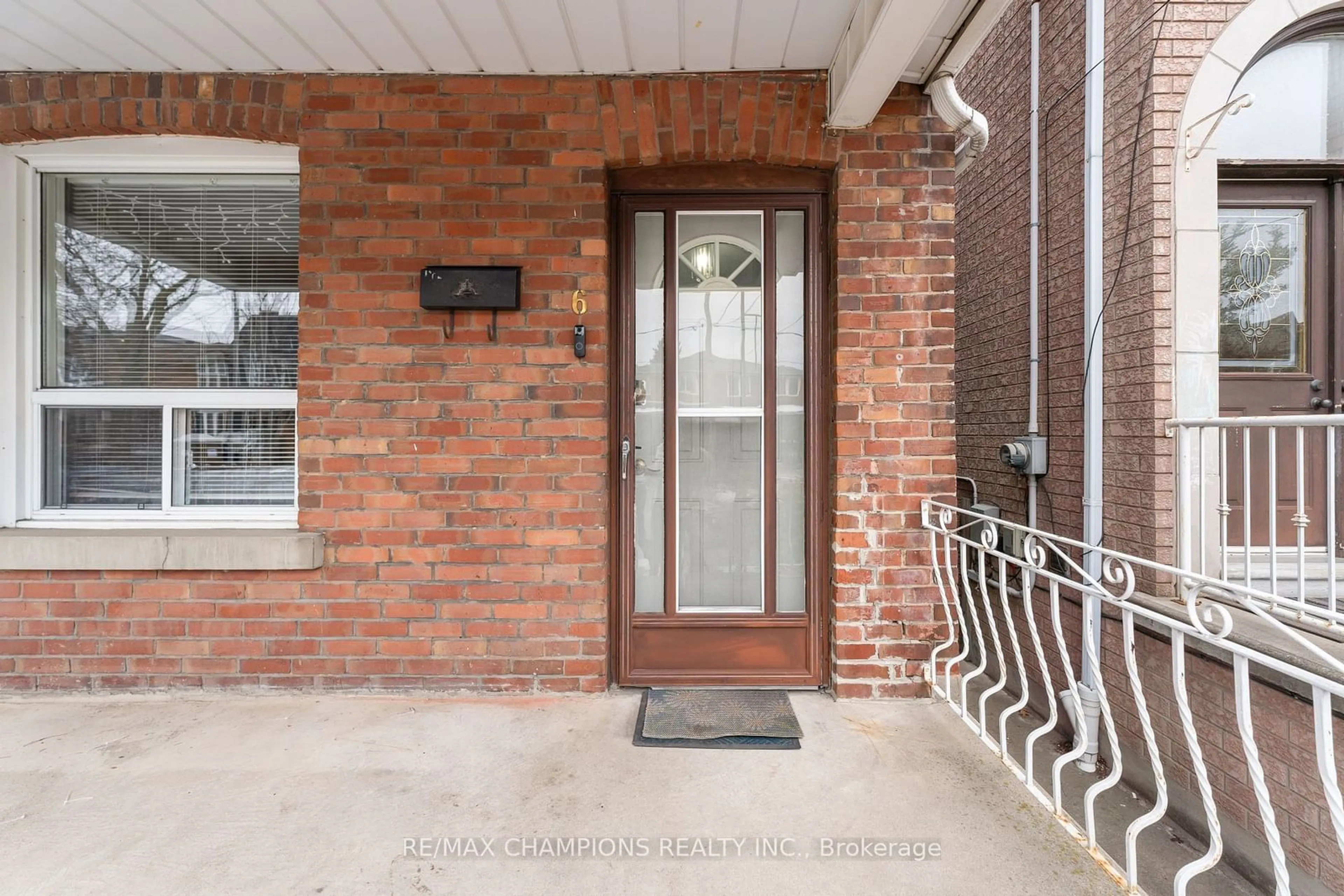 Indoor entryway for 16 Macaulay Ave, Toronto Ontario M6P 3P6