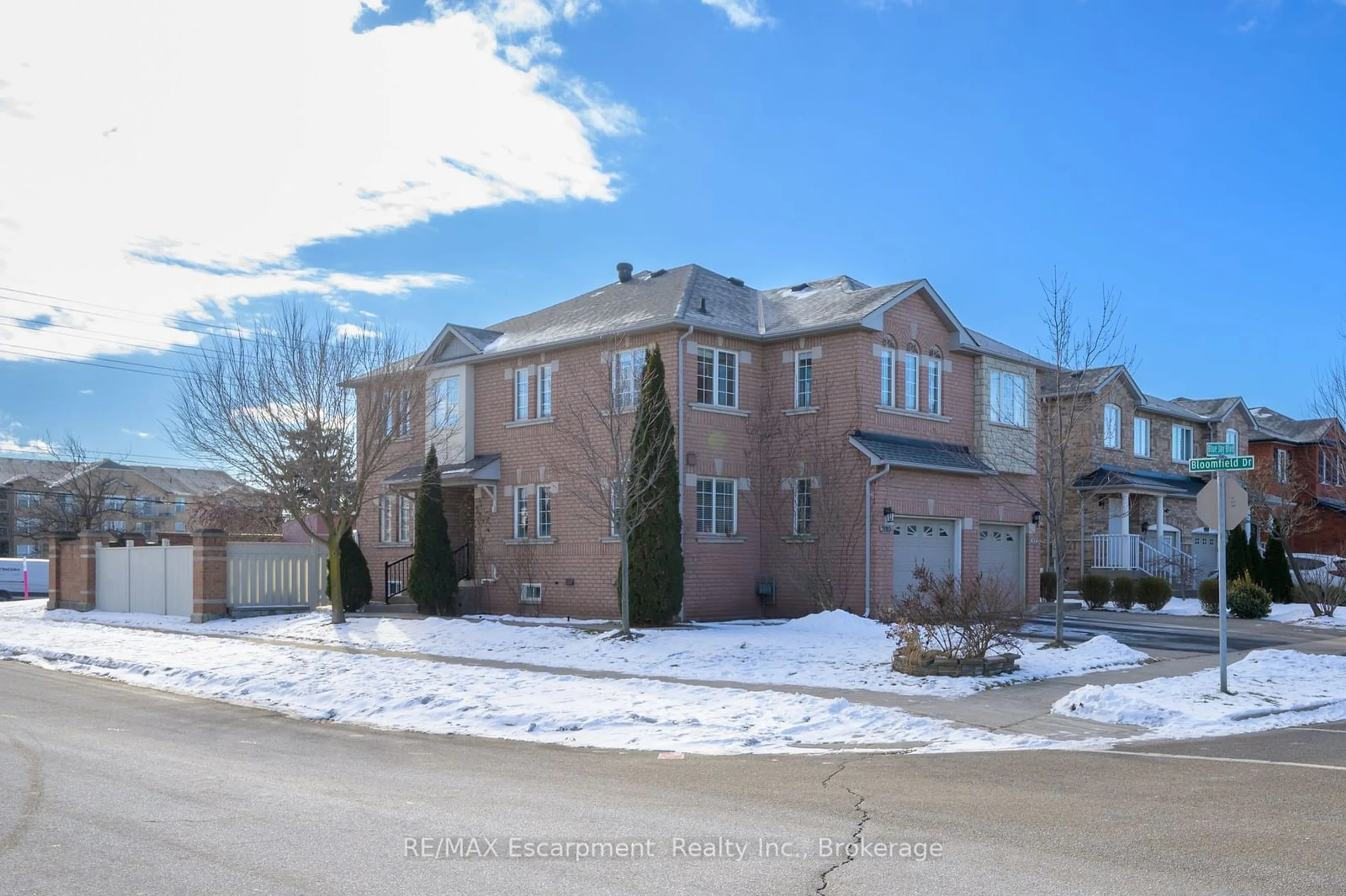 Home with brick exterior material, street for 2010 Blue Jay Blvd, Oakville Ontario L6M 3W2