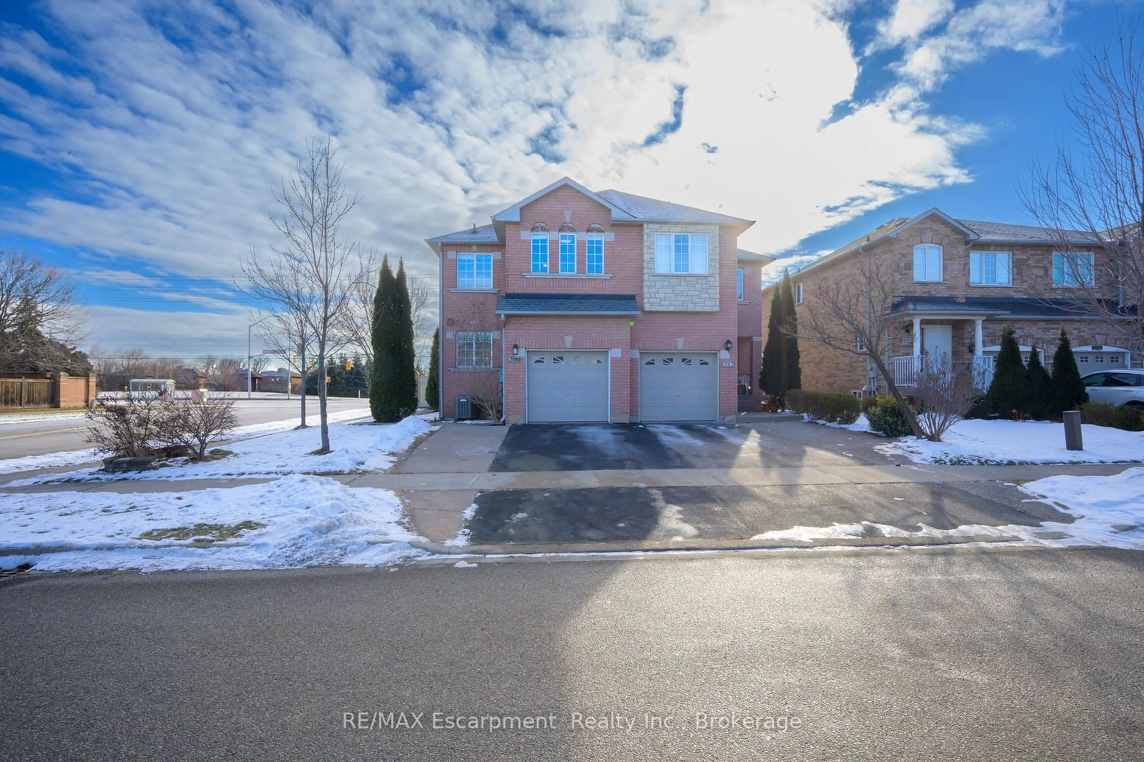 A pic from outside/outdoor area/front of a property/back of a property/a pic from drone, street for 2010 Blue Jay Blvd, Oakville Ontario L6M 3W2