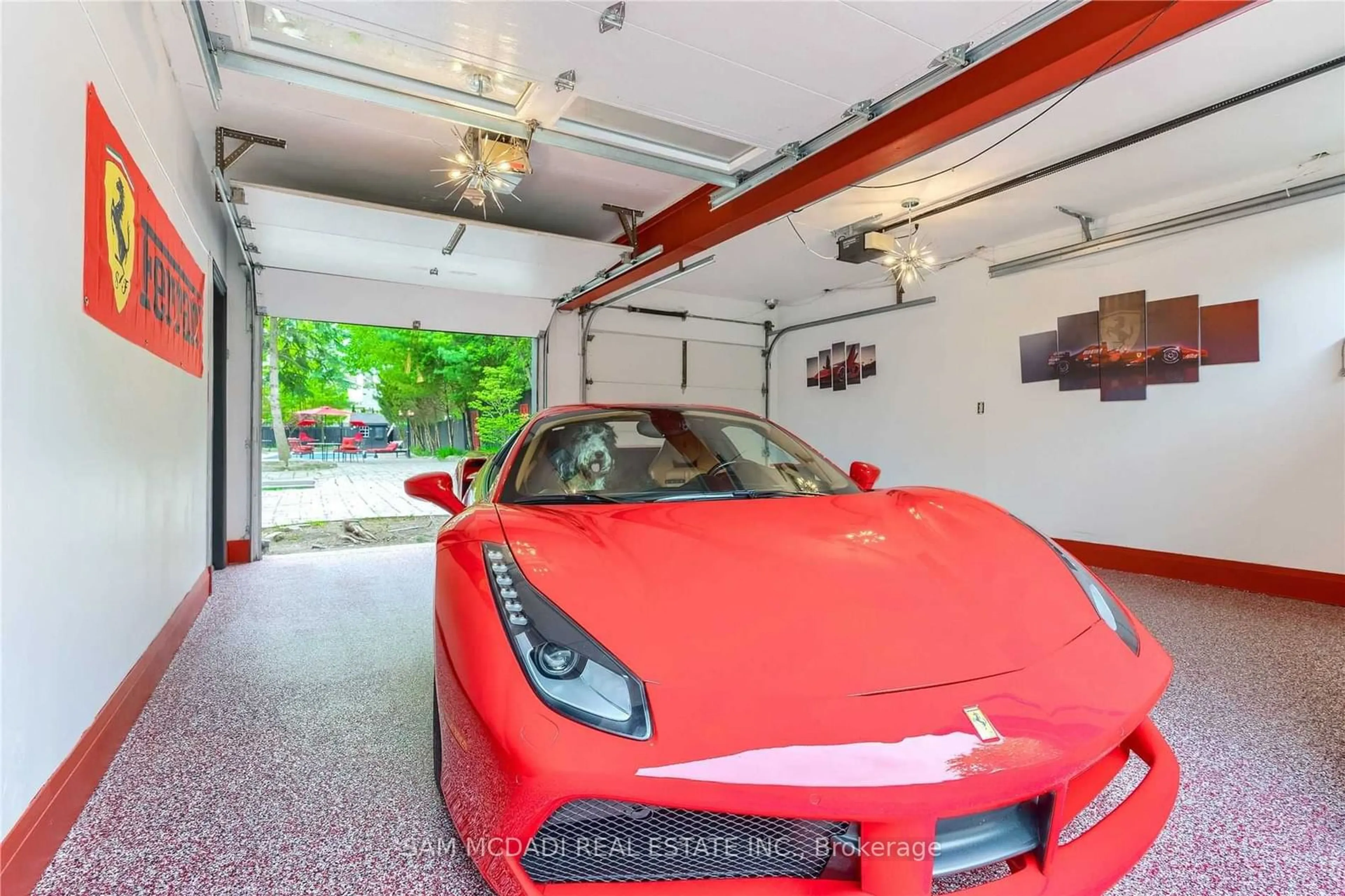 Indoor garage for 1540 Mississauga Rd, Mississauga Ontario L5H 2K1