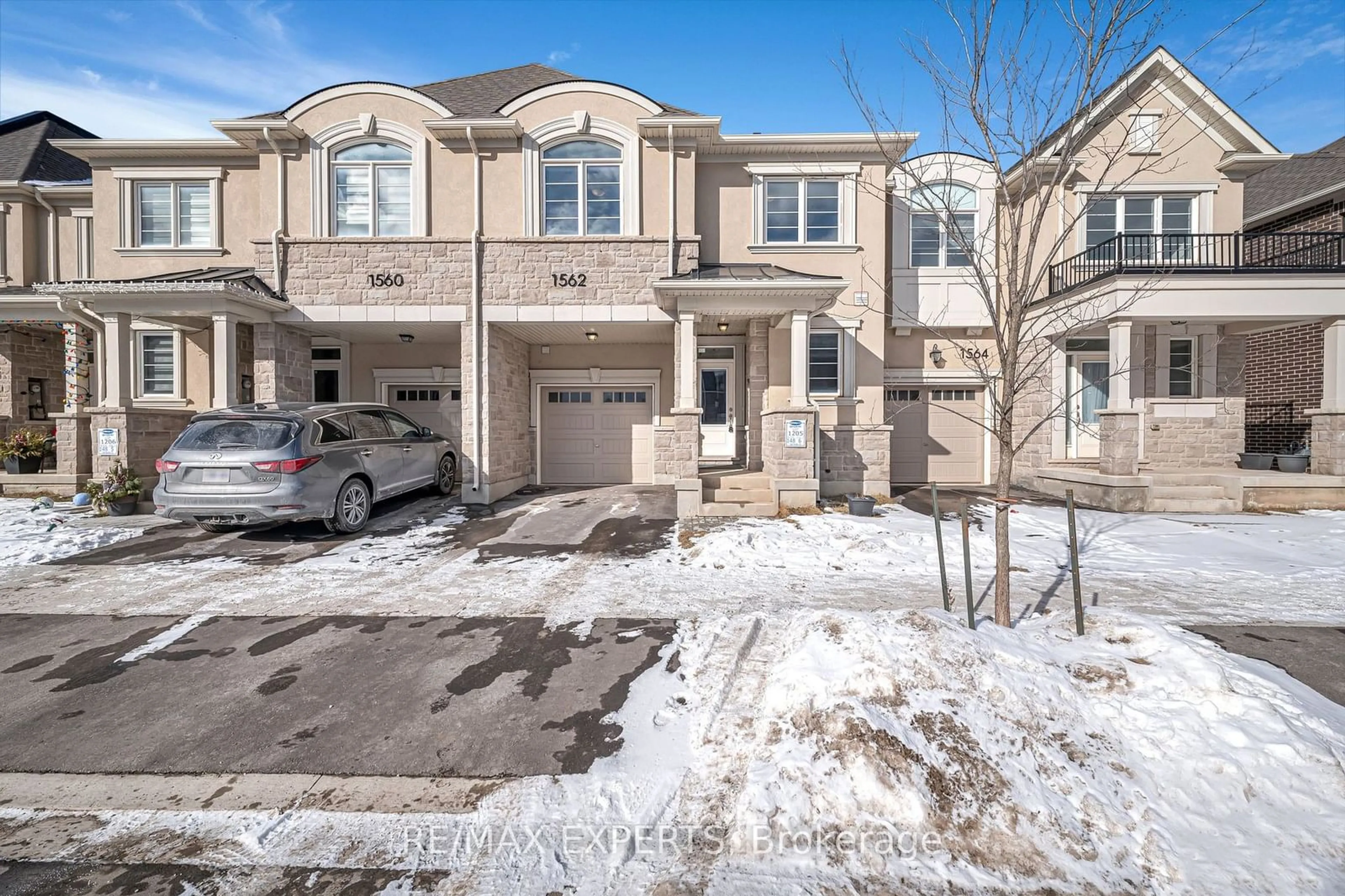 A pic from outside/outdoor area/front of a property/back of a property/a pic from drone, street for 1562 Moira Cres, Milton Ontario L9E 1Y1