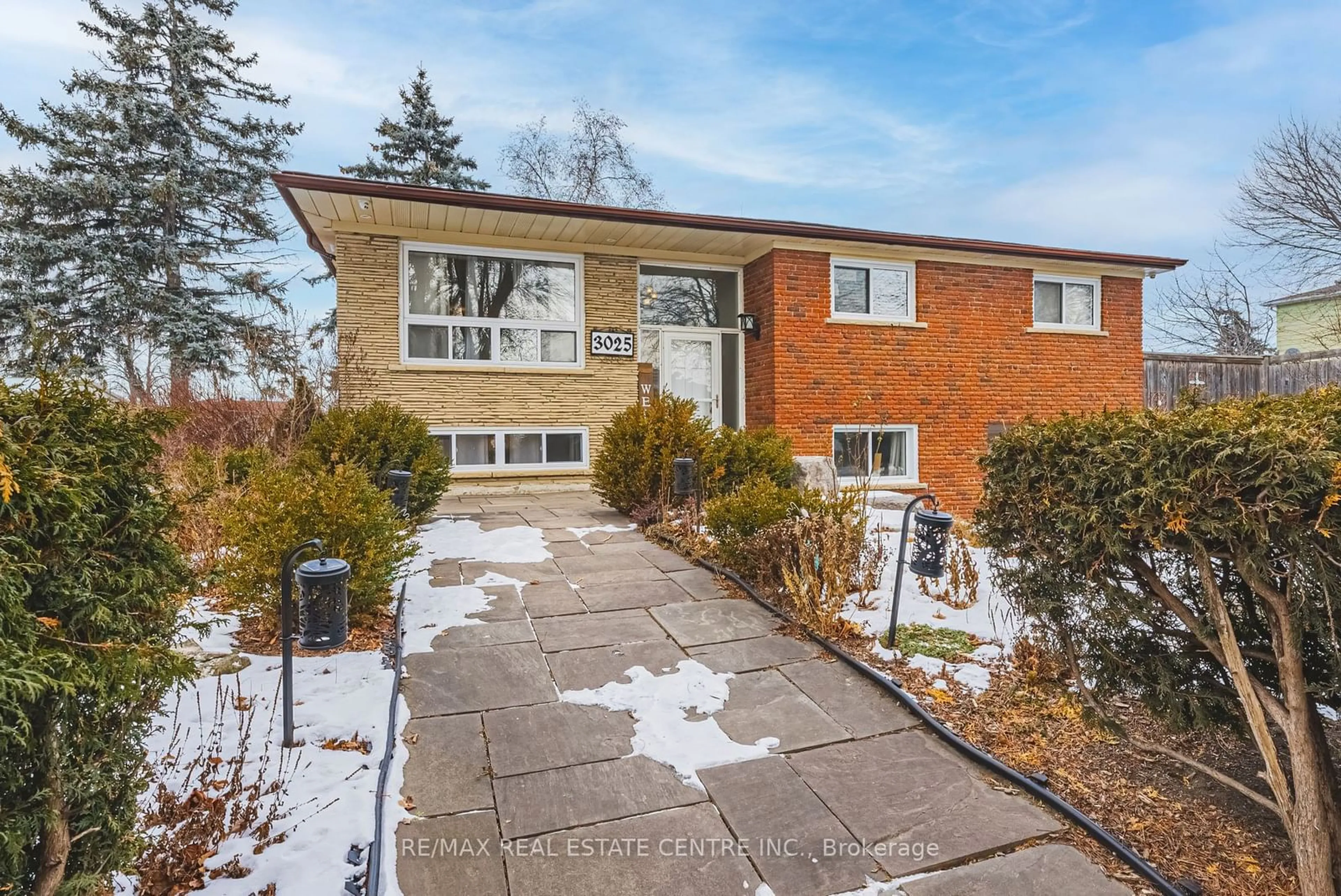 A pic from outside/outdoor area/front of a property/back of a property/a pic from drone, street for 3025 Ballad Dr, Mississauga Ontario L4T 1Z6