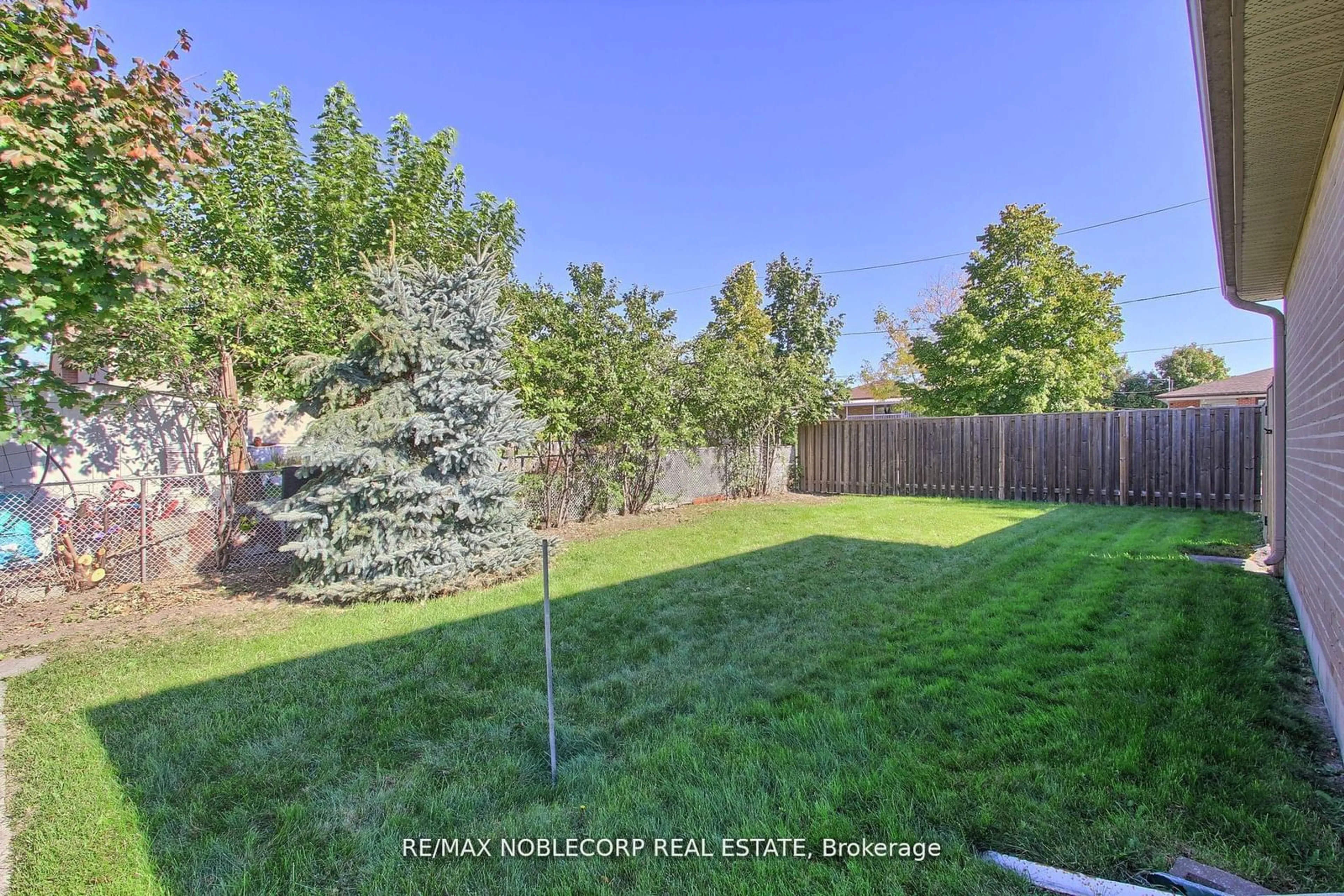 A pic from outside/outdoor area/front of a property/back of a property/a pic from drone, forest/trees view for 22 Bimini Cres, Toronto Ontario M3N 1R9