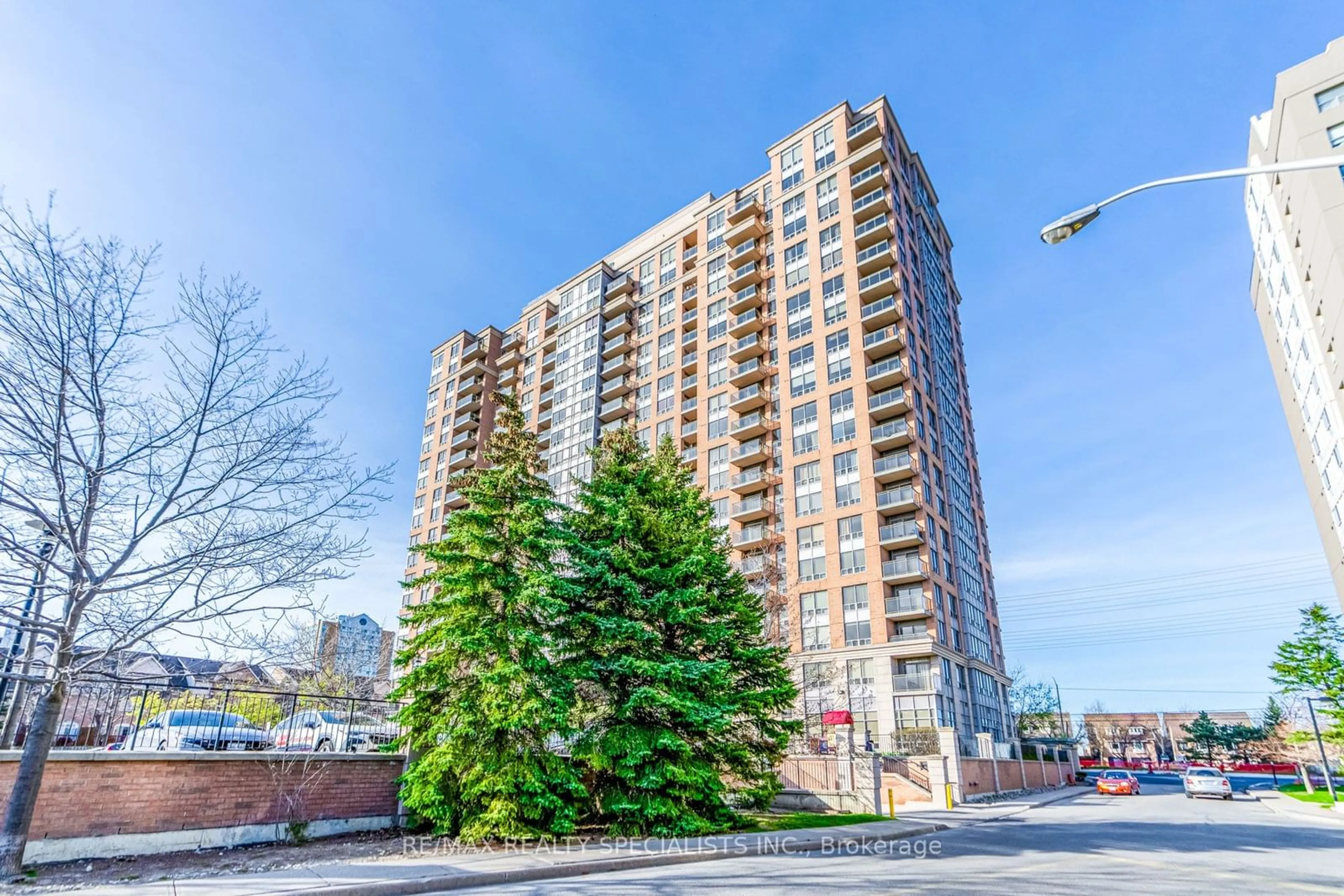 A pic from outside/outdoor area/front of a property/back of a property/a pic from drone, building for 55 Strathaven Dr #2011, Mississauga Ontario L5R 4G9