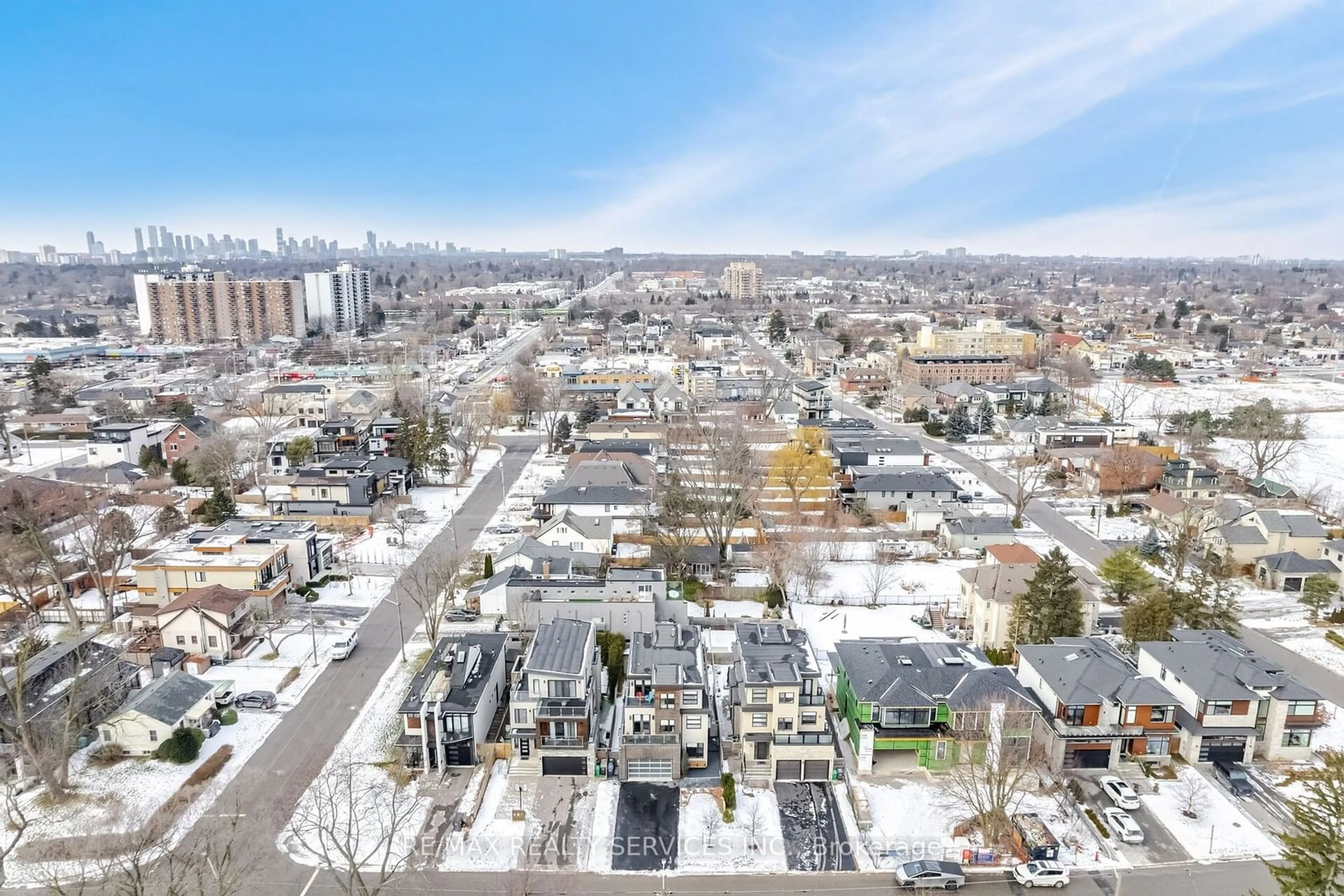 A pic from outside/outdoor area/front of a property/back of a property/a pic from drone, city buildings view from balcony for 685 Montbeck Cres, Mississauga Ontario L5G 1P4