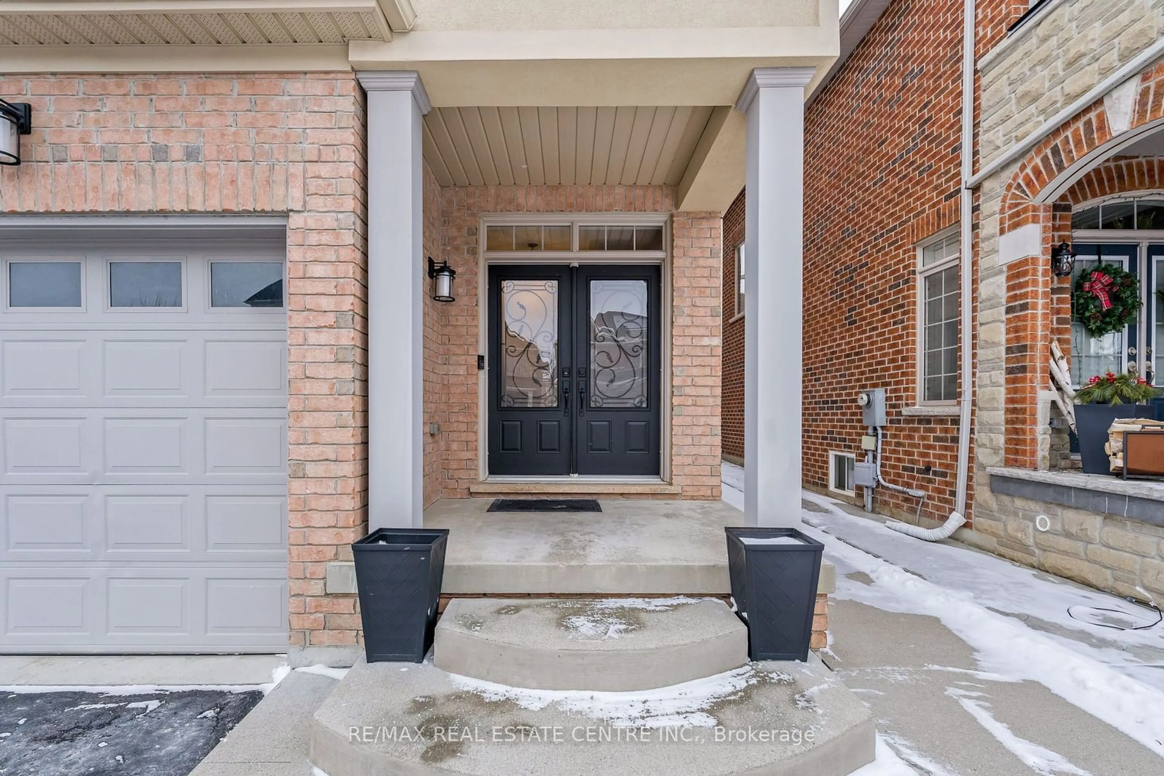 Indoor entryway for 72 Ballantine Dr, Halton Hills Ontario L7G 6M9