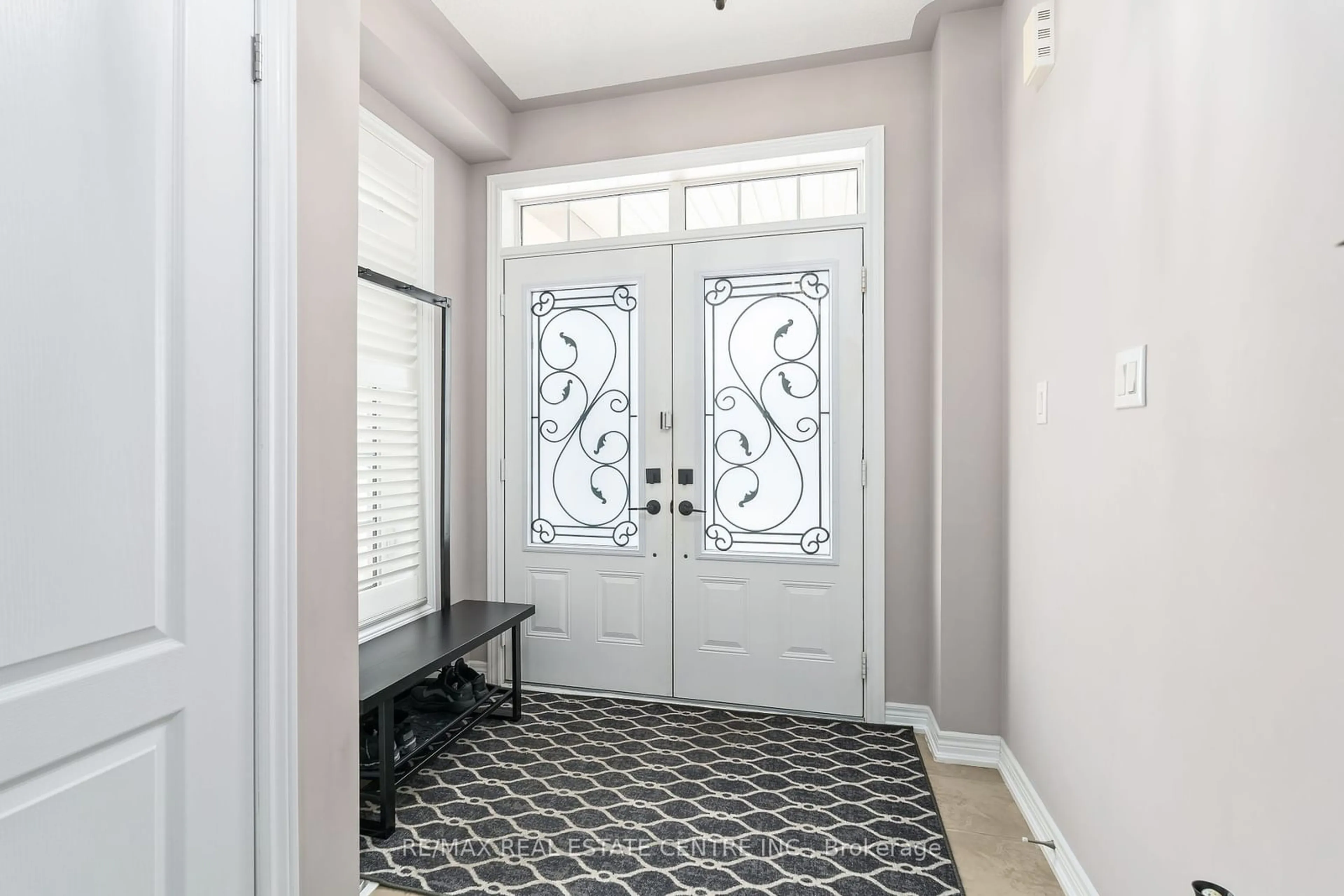 Indoor entryway for 72 Ballantine Dr, Halton Hills Ontario L7G 6M9