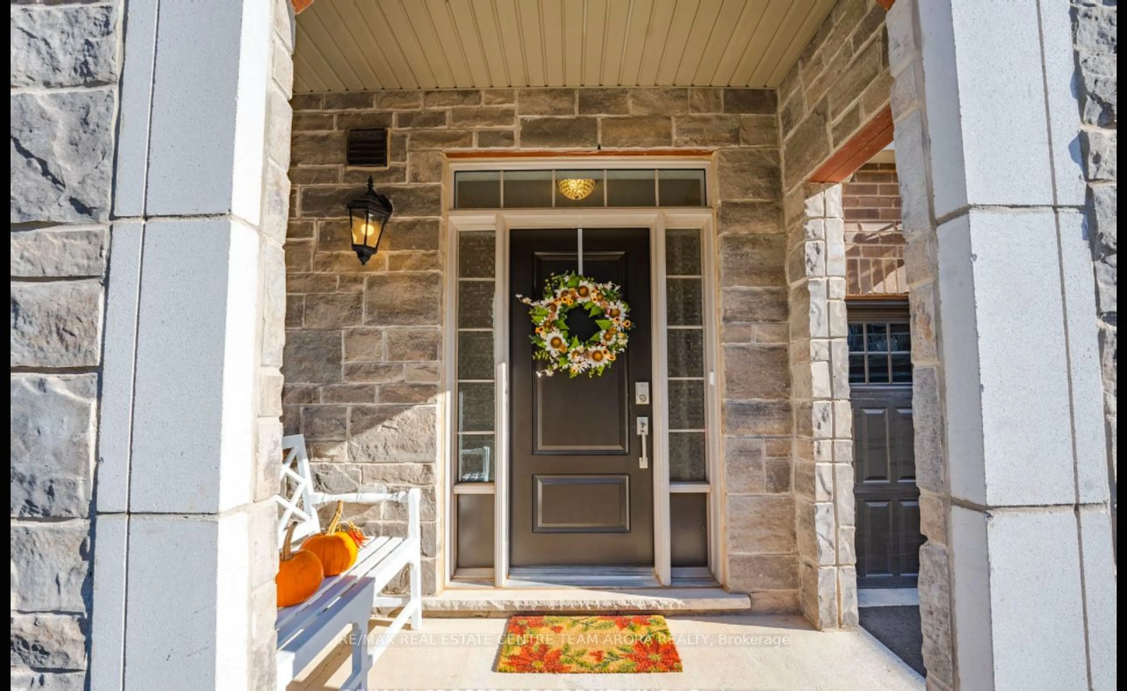 Indoor entryway for 3333 Mockingbird Common Cres, Oakville Ontario L6H 0X1