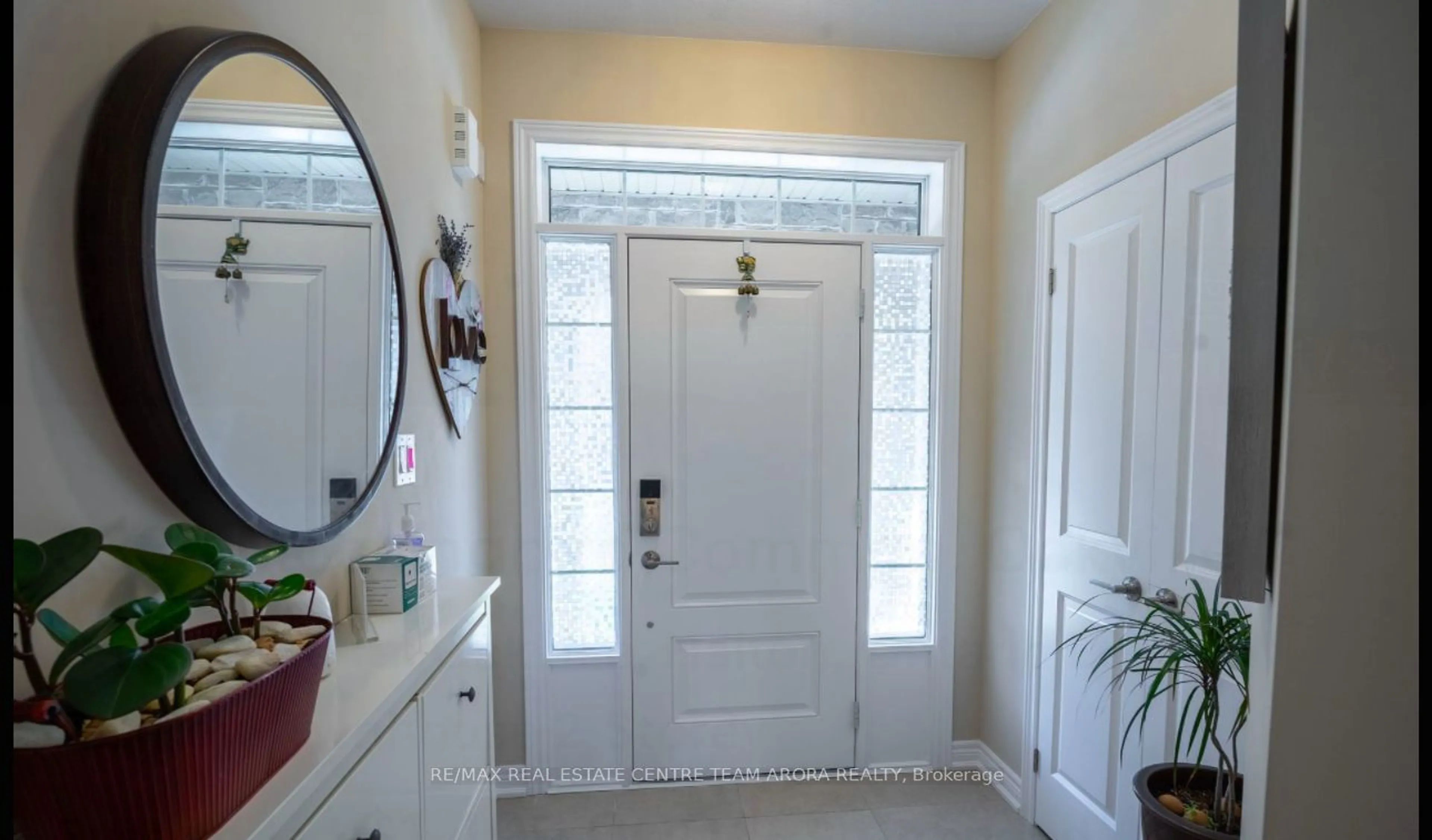 Indoor entryway for 3333 Mockingbird Common Cres, Oakville Ontario L6H 0X1