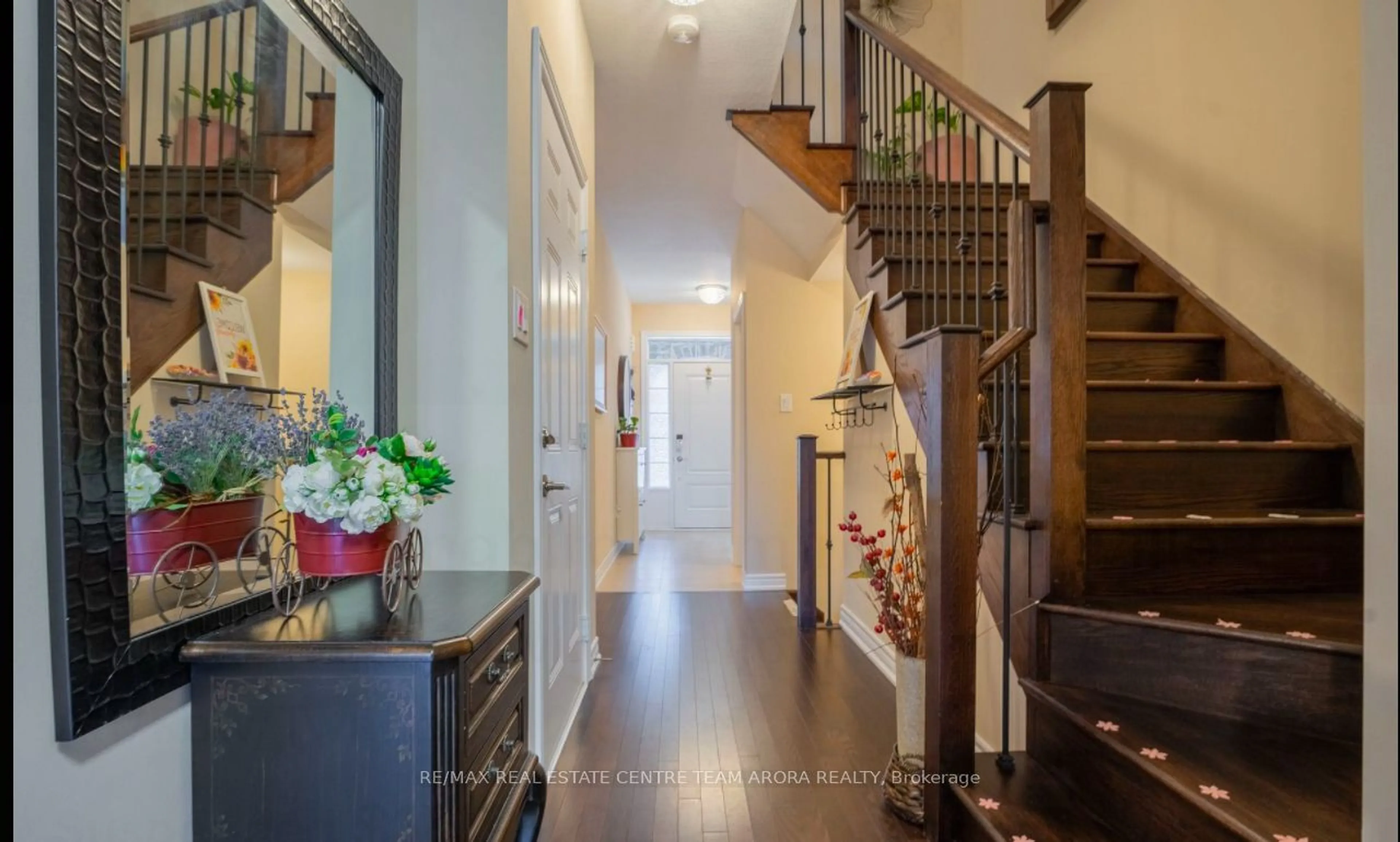 Indoor entryway for 3333 Mockingbird Common Cres, Oakville Ontario L6H 0X1