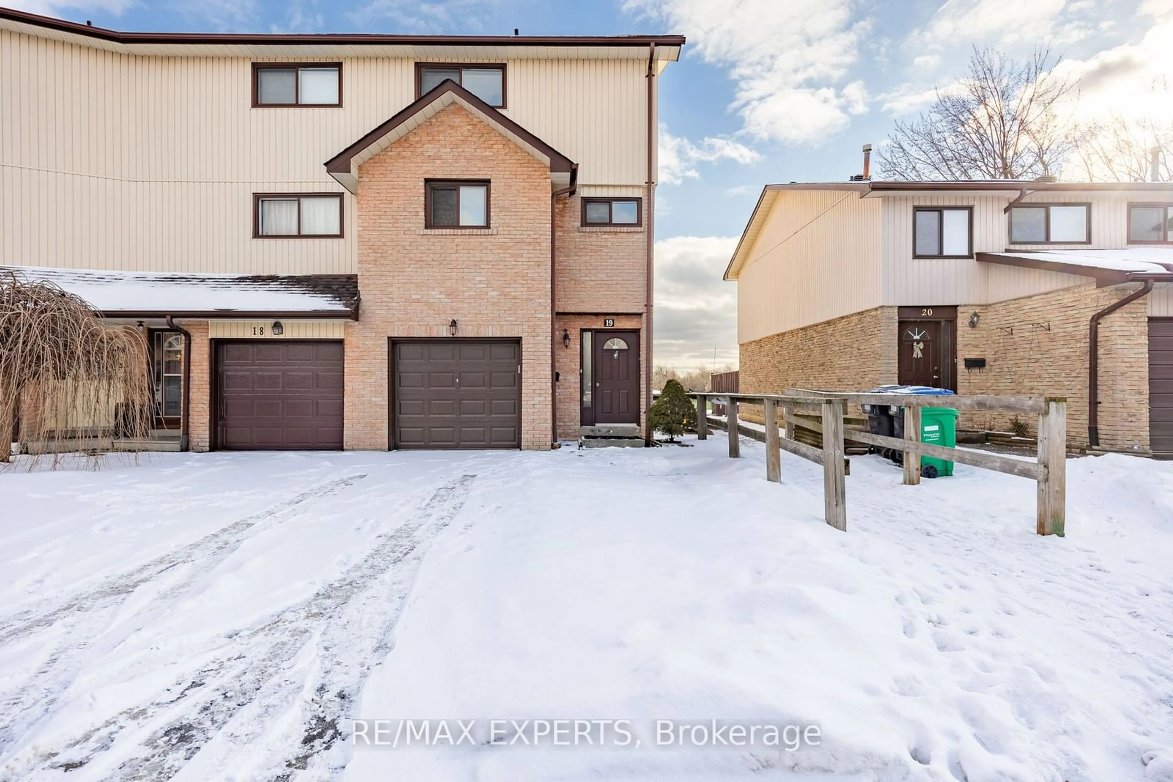 A pic from outside/outdoor area/front of a property/back of a property/a pic from drone, street for 19 Dawson Cres, Brampton Ontario L6V 3M5