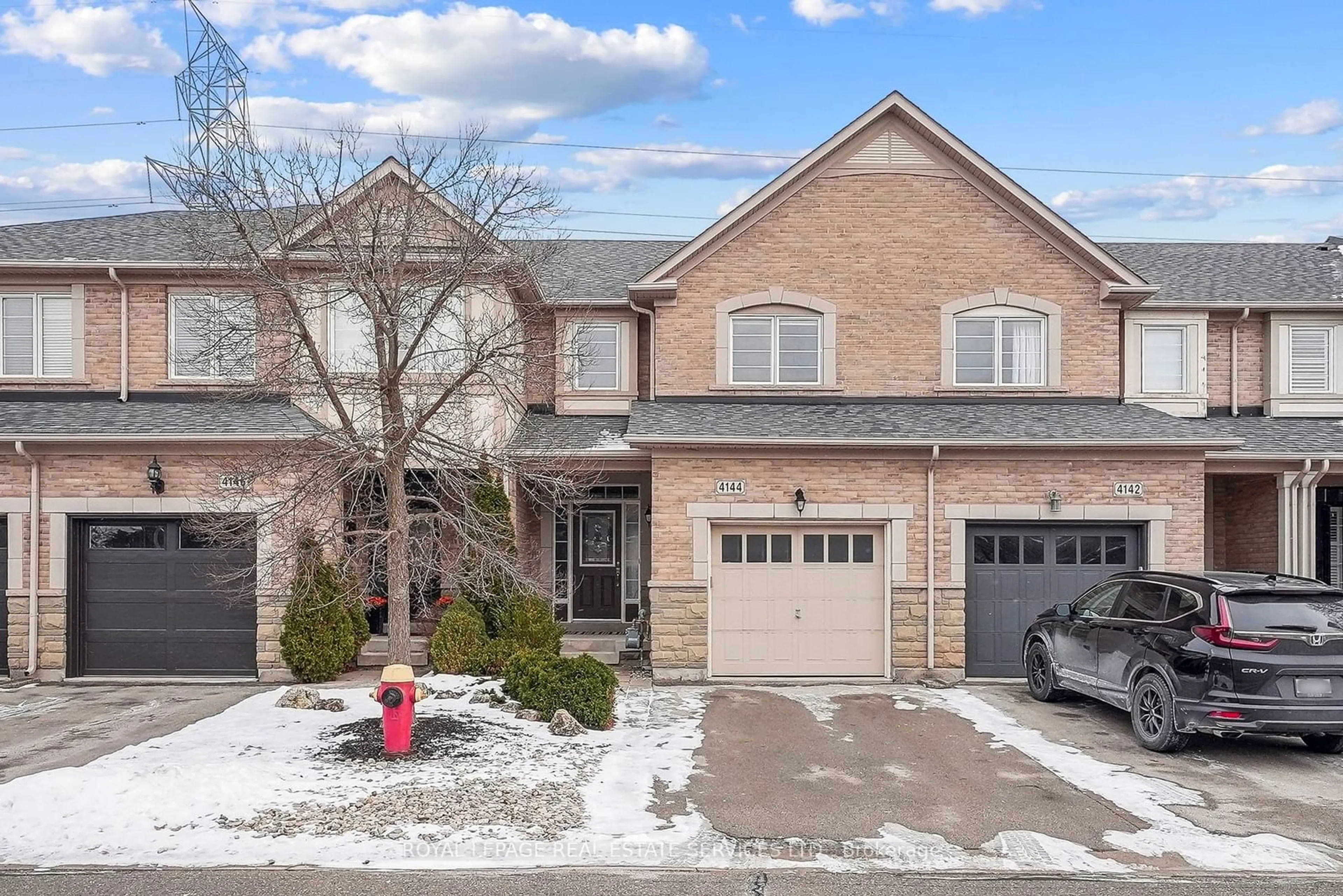 A pic from outside/outdoor area/front of a property/back of a property/a pic from drone, street for 4144 Rawlins Common, Burlington Ontario L7M 0B5