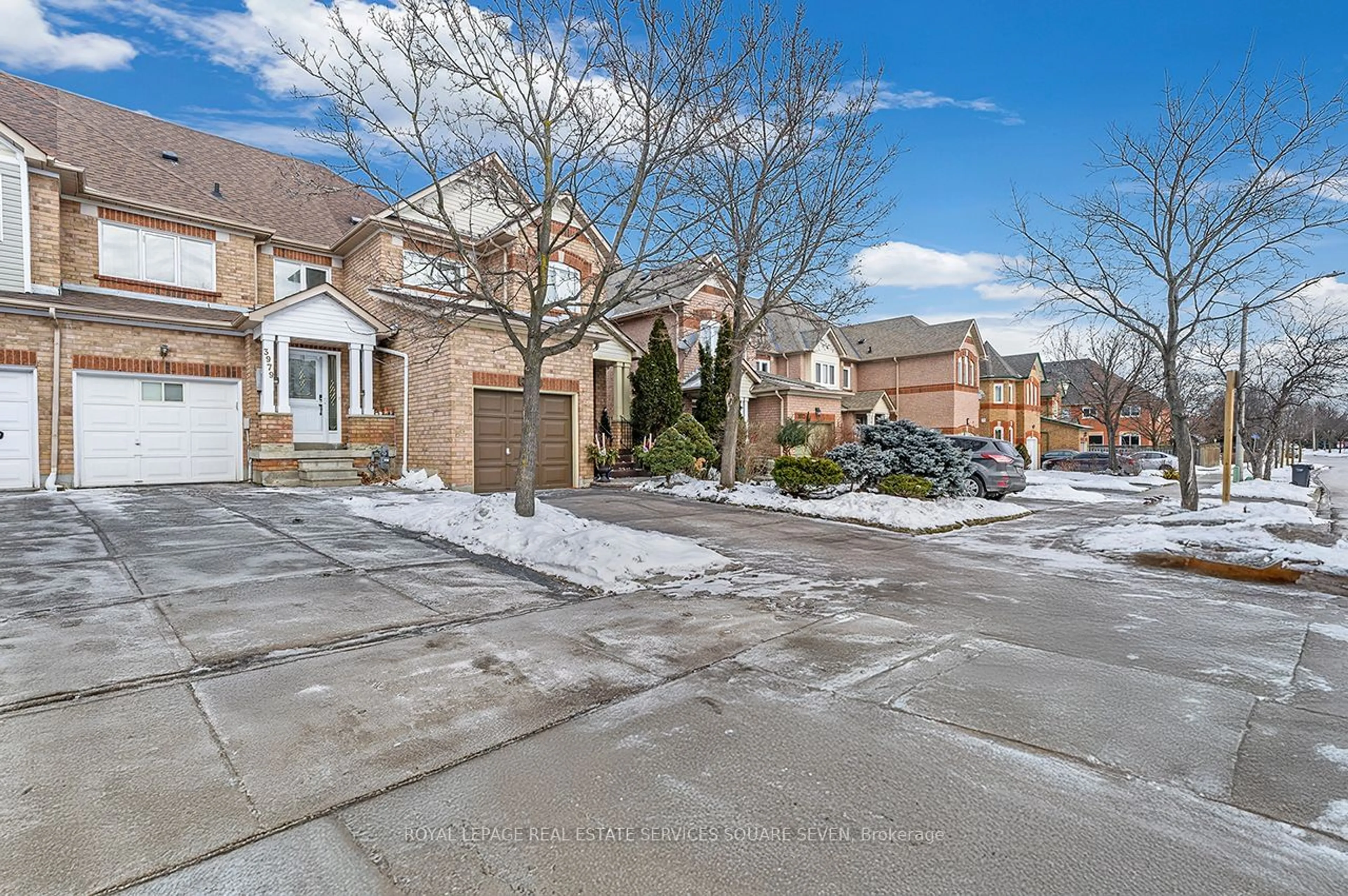 A pic from outside/outdoor area/front of a property/back of a property/a pic from drone, street for 3979 Discovery Crt, Mississauga Ontario L5N 7H8