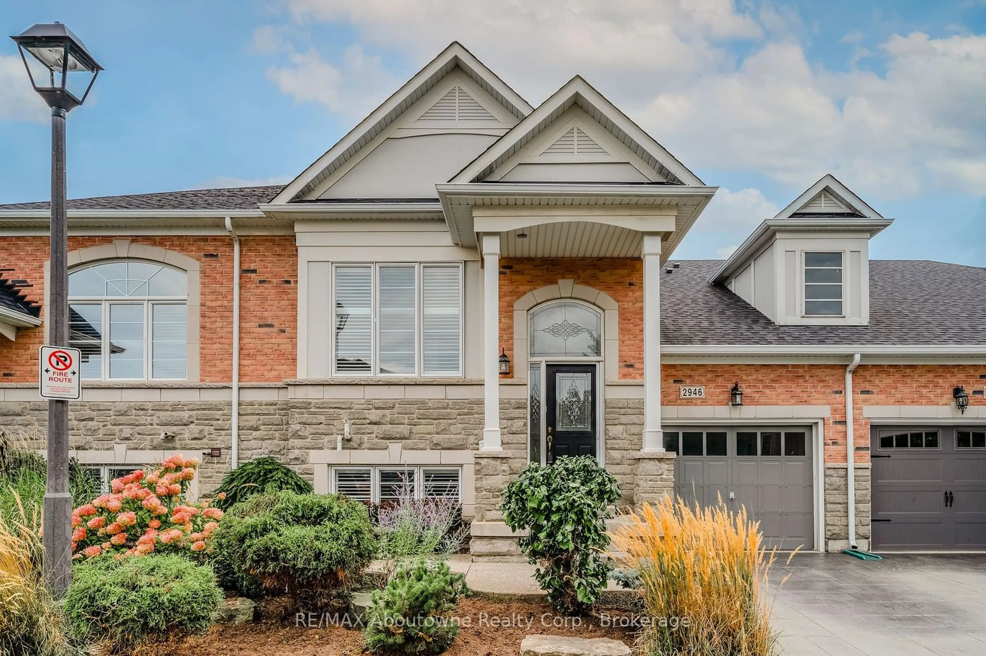 Home with brick exterior material, street for 2946 Singleton Common, Burlington Ontario L7M 0B4