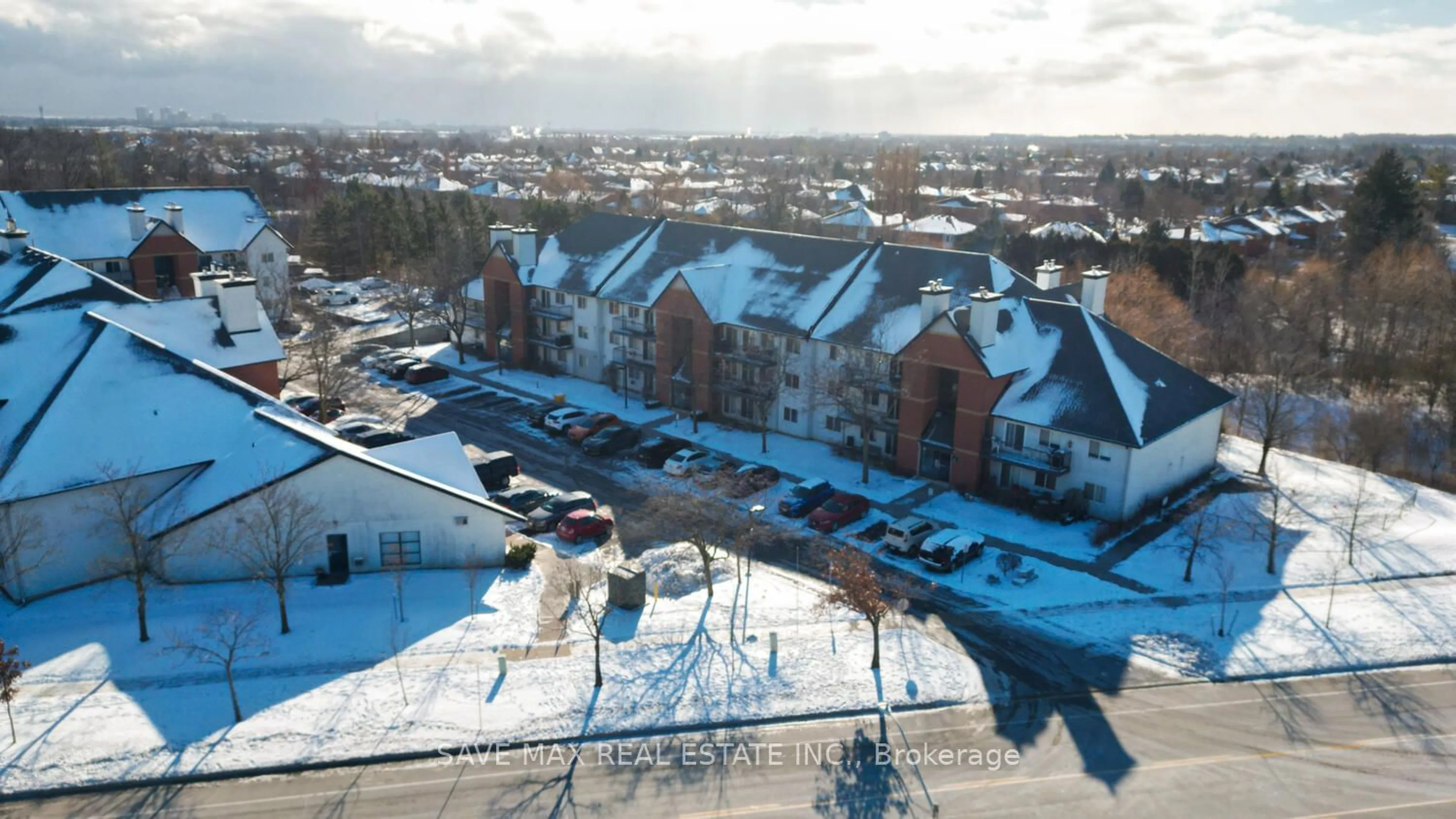 A pic from outside/outdoor area/front of a property/back of a property/a pic from drone, city buildings view from balcony for 1450 Glen Abbey Gate #224, Oakville Ontario L6M 2V7