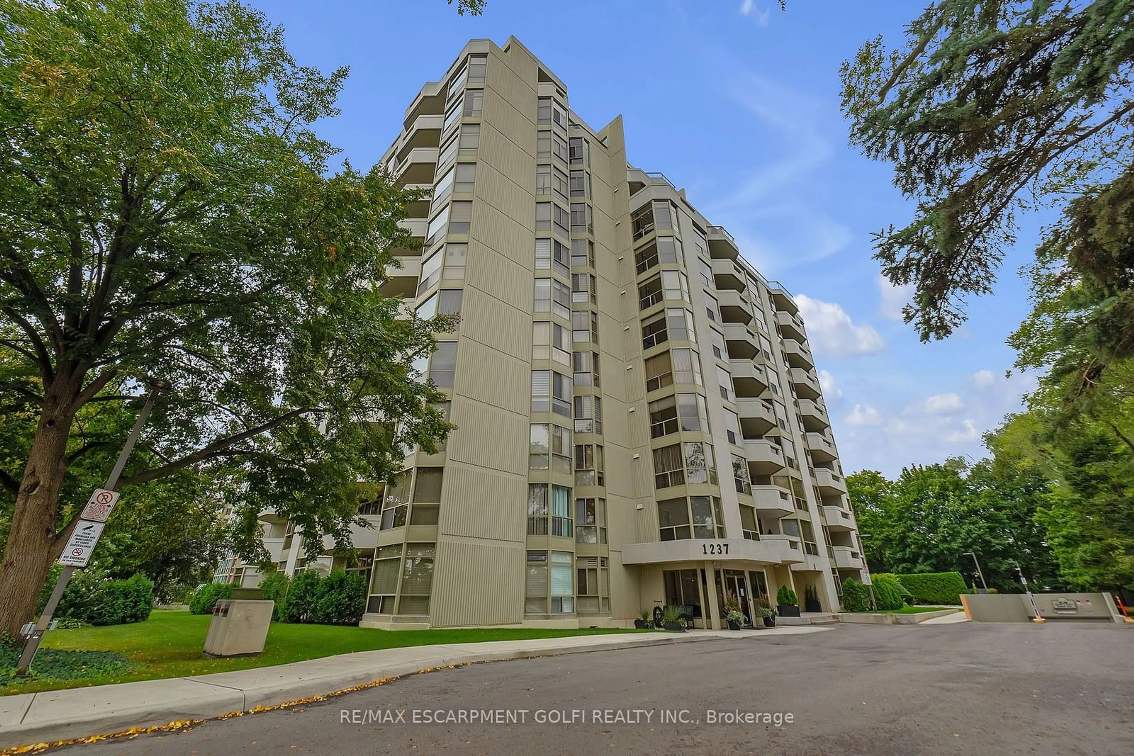 Indoor foyer for 1237 NORTH SHORE Blvd #903, Burlington Ontario L7S 2H8