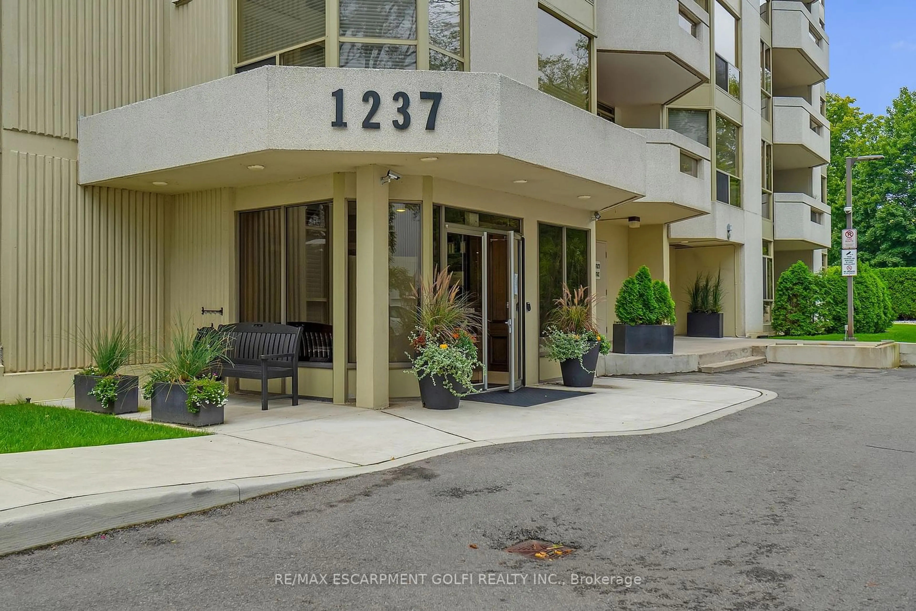 Indoor foyer for 1237 NORTH SHORE Blvd #903, Burlington Ontario L7S 2H8